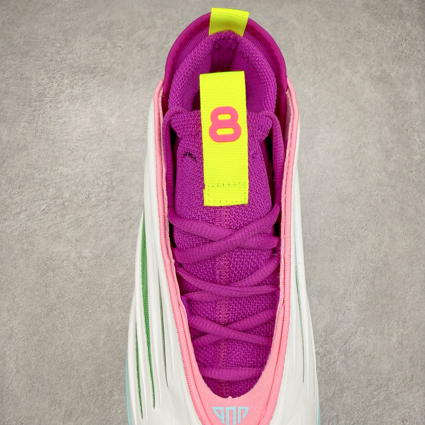 图片[5]-AD Harden Vol. 9 哈登九代签名篮球鞋 以来极具未来感与复古风格的简洁设计语言，贯彻了 James Harden 本人在球场内外秉持的「Under No One」的态度与个性。鞋形轮廓采用了流线型设计，且没有多余的线条或元素，营造出一种极具速度感的视觉印象；鞋侧的三条纹在这次则是以野兽抓痕般的形态呈现，进一步强化了鞋款的战斗氛围的同时，更带来强烈的科幻感与战斗氛围。鞋身两侧的三条纹，不仅传达蕴含战斗气息的视觉美感，亦巧妙融入透气板设计提升穿着体验，在激烈赛况中兼顾轻质舒适与时尚气息；在中底部分则采用全掌 Lightboost 科技结合 Y 型抗扭片，为赛场提供轻量化的脚感与卓越的缓震回弹支持；大底分区纹路与外底上翻设计进一步强化抓地力，无论是在变向、突破还是起跳时都能够提供稳固的支撑，满足复杂赛场需求。除了将实战性能与时尚元素融合，Harden Vol 9 亦帮助提升球员的赛场表现的同时，也在场外传递 James Harden 不断进化，不断提升自我的无畏风格。尺码：40 40.5 41 42 42.5 43 44 44.5 45 46-选品中心