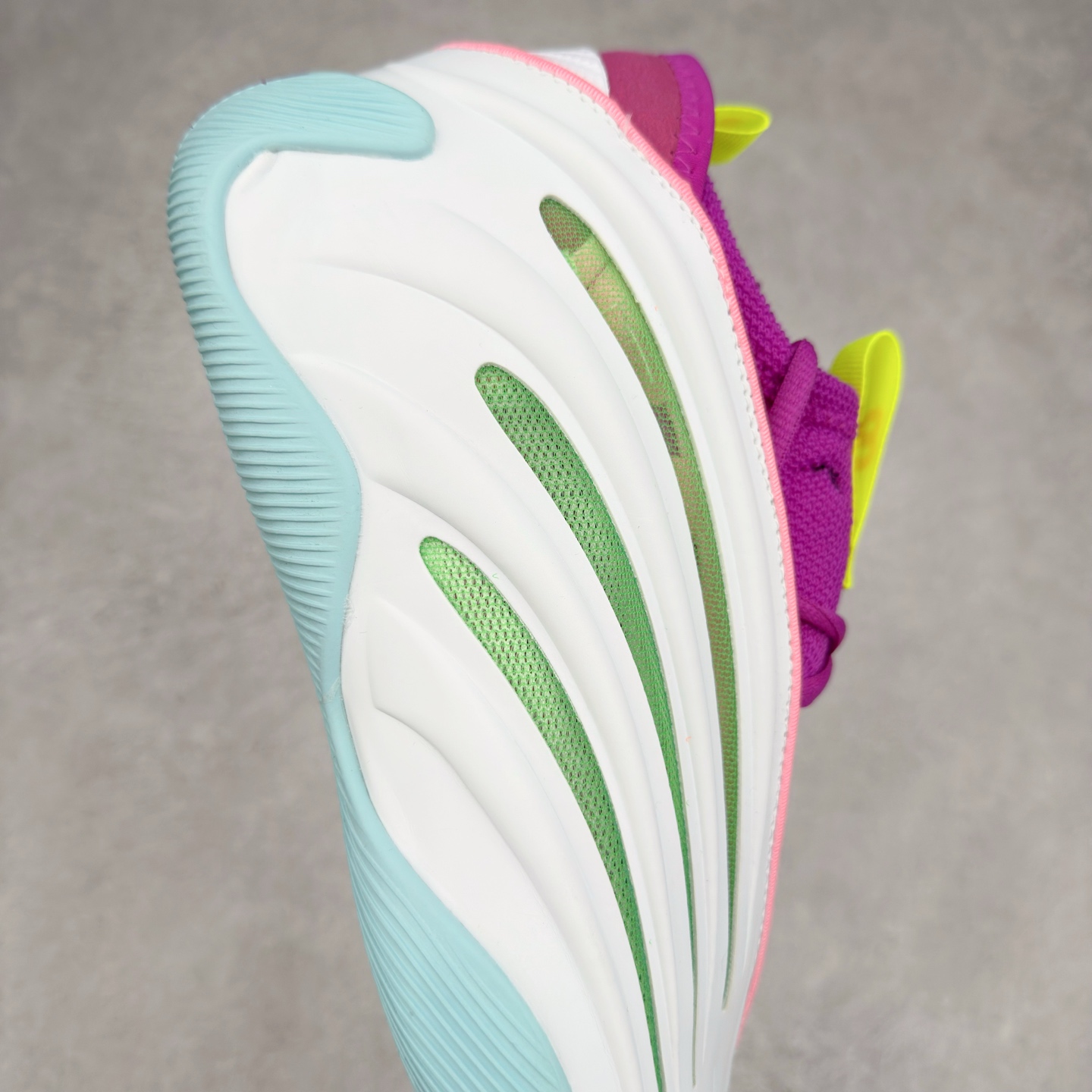 图片[6]-AD Harden Vol. 9 哈登九代签名篮球鞋 以来极具未来感与复古风格的简洁设计语言，贯彻了 James Harden 本人在球场内外秉持的「Under No One」的态度与个性。鞋形轮廓采用了流线型设计，且没有多余的线条或元素，营造出一种极具速度感的视觉印象；鞋侧的三条纹在这次则是以野兽抓痕般的形态呈现，进一步强化了鞋款的战斗氛围的同时，更带来强烈的科幻感与战斗氛围。鞋身两侧的三条纹，不仅传达蕴含战斗气息的视觉美感，亦巧妙融入透气板设计提升穿着体验，在激烈赛况中兼顾轻质舒适与时尚气息；在中底部分则采用全掌 Lightboost 科技结合 Y 型抗扭片，为赛场提供轻量化的脚感与卓越的缓震回弹支持；大底分区纹路与外底上翻设计进一步强化抓地力，无论是在变向、突破还是起跳时都能够提供稳固的支撑，满足复杂赛场需求。除了将实战性能与时尚元素融合，Harden Vol 9 亦帮助提升球员的赛场表现的同时，也在场外传递 James Harden 不断进化，不断提升自我的无畏风格。尺码：40 40.5 41 42 42.5 43 44 44.5 45 46-选品中心