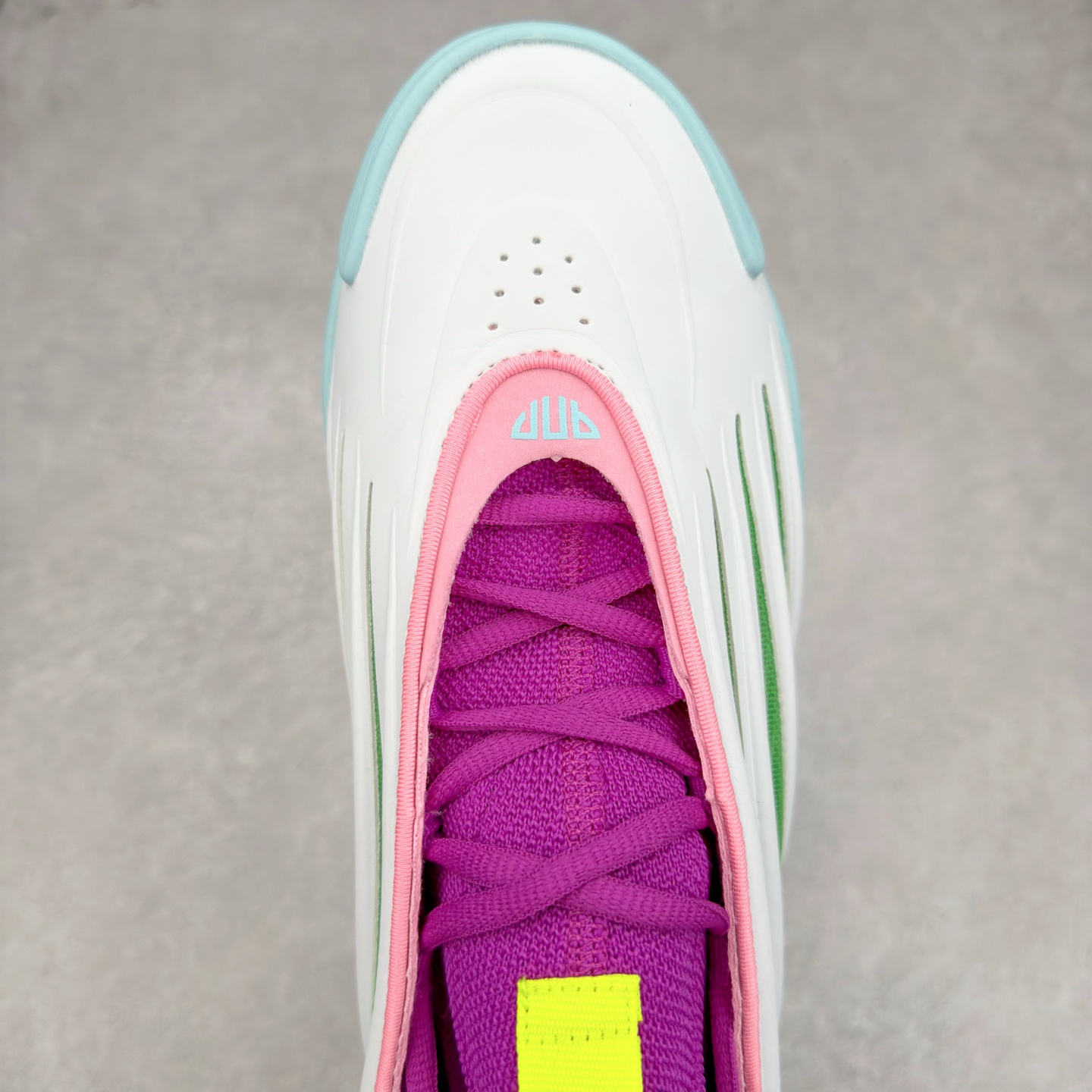 图片[4]-AD Harden Vol. 9 哈登九代签名篮球鞋 以来极具未来感与复古风格的简洁设计语言，贯彻了 James Harden 本人在球场内外秉持的「Under No One」的态度与个性。鞋形轮廓采用了流线型设计，且没有多余的线条或元素，营造出一种极具速度感的视觉印象；鞋侧的三条纹在这次则是以野兽抓痕般的形态呈现，进一步强化了鞋款的战斗氛围的同时，更带来强烈的科幻感与战斗氛围。鞋身两侧的三条纹，不仅传达蕴含战斗气息的视觉美感，亦巧妙融入透气板设计提升穿着体验，在激烈赛况中兼顾轻质舒适与时尚气息；在中底部分则采用全掌 Lightboost 科技结合 Y 型抗扭片，为赛场提供轻量化的脚感与卓越的缓震回弹支持；大底分区纹路与外底上翻设计进一步强化抓地力，无论是在变向、突破还是起跳时都能够提供稳固的支撑，满足复杂赛场需求。除了将实战性能与时尚元素融合，Harden Vol 9 亦帮助提升球员的赛场表现的同时，也在场外传递 James Harden 不断进化，不断提升自我的无畏风格。尺码：40 40.5 41 42 42.5 43 44 44.5 45 46-选品中心