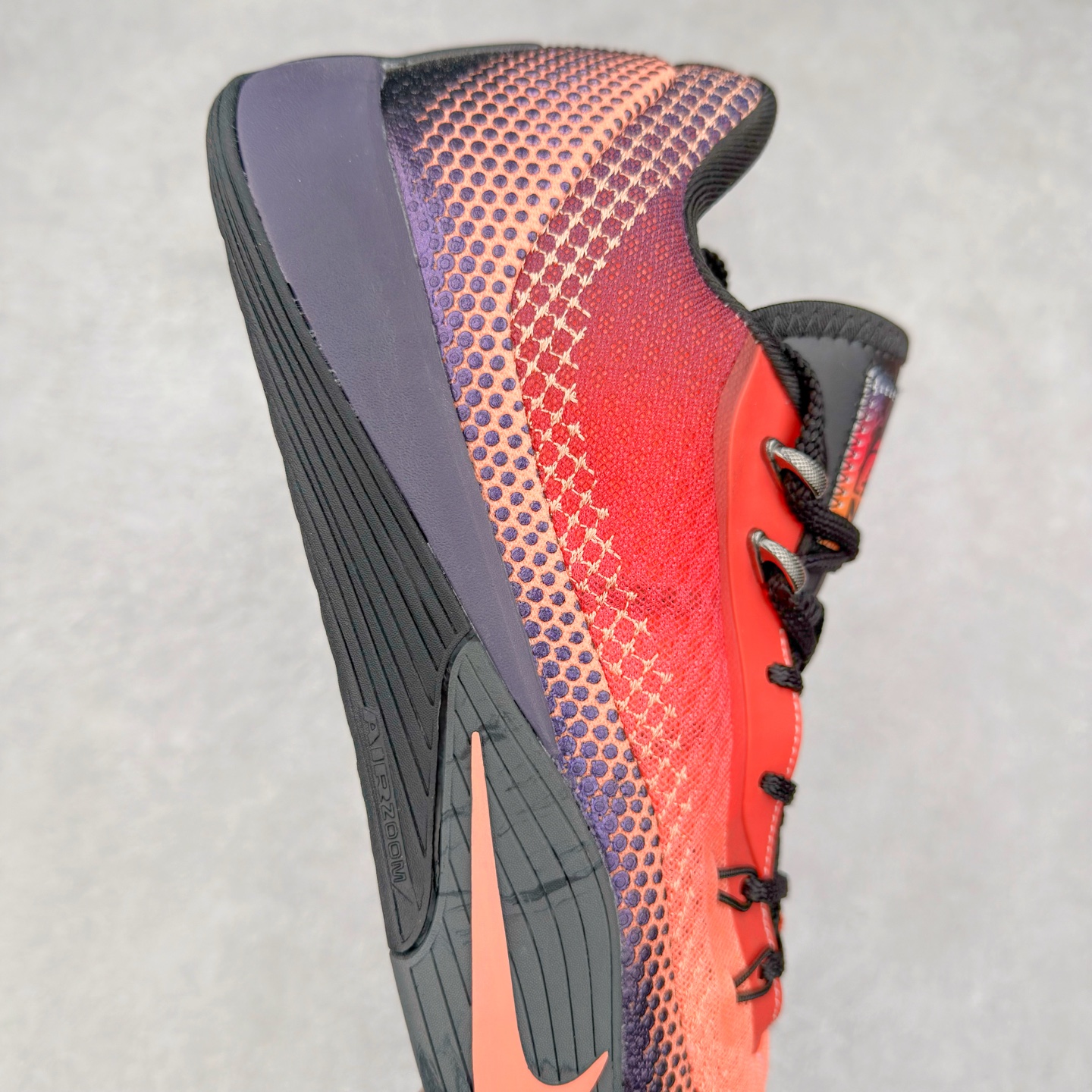 图片[6]-NK G.T. Cut Street EP GT4代实战篮球鞋 HF0230-200 该鞋款采用出众回弹设计 为切入、转向和移步篮筐提供出色的能量回馈 回弹性能带来弹力充沛的迈步体验 助你爆发疾速 全掌型 ZoomX 泡绵 缔造弹力出众的轻盈迈步体验 助你在比赛升温时能够急速快攻 驰骋全场 鞋面绳线与鞋带相结合 有助稳固前足 后跟搭配加垫鞋口 为脚踝营造舒适稳固感受 全掌型 ZoomX 泡绵 能够带来出众的能量回馈 前足外侧采用精巧塑料覆面 在瞬间爆发时提供稳固脚感 尺码：39 40 40.5 41 42 42.5 43 44 44.5 45 46-选品中心