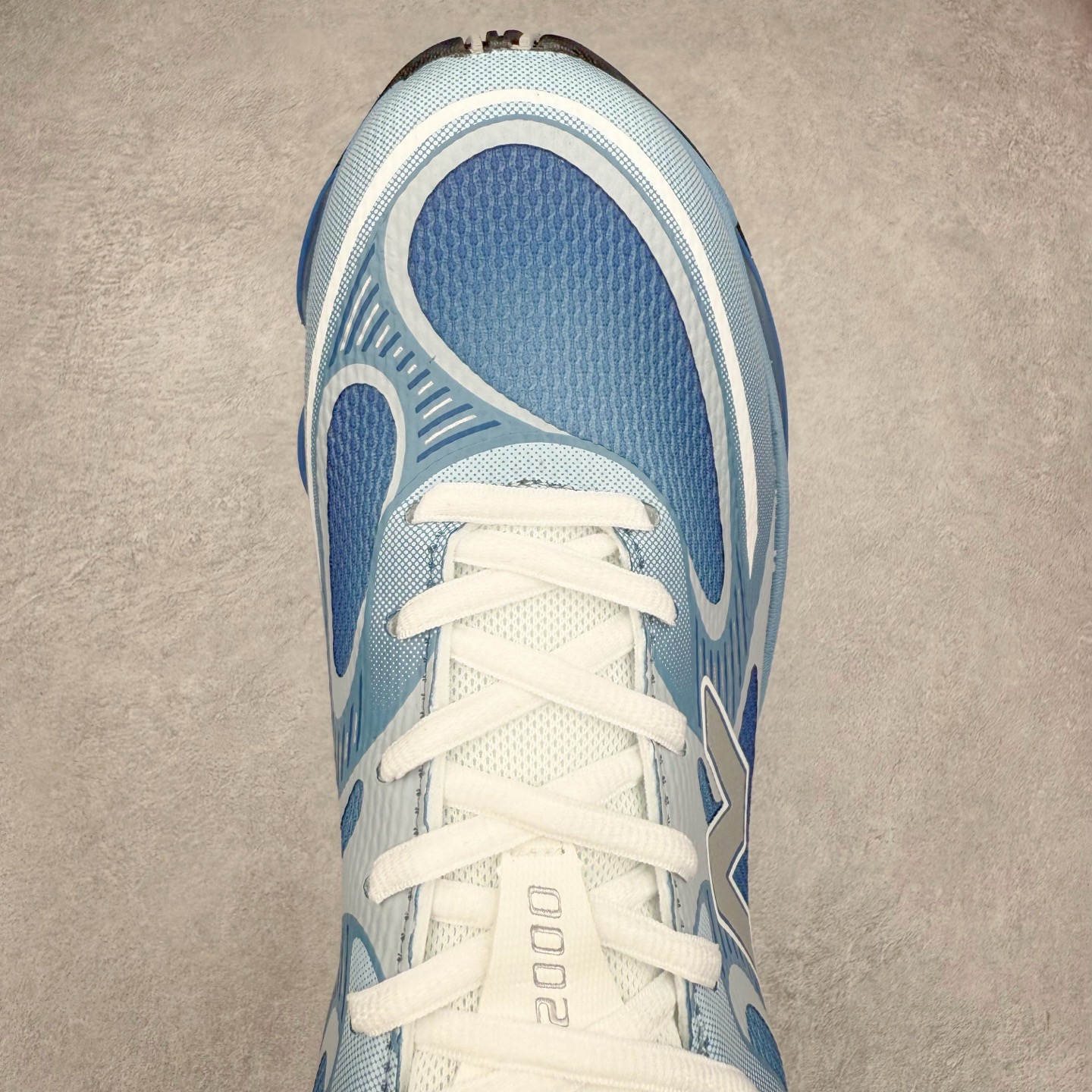 图片[4]-New Balance NB2000 舒适百搭防滑耐磨低帮 休闲跑步鞋 New Balance 在近两年的球鞋市场屡出奇招，在经典鞋型保持进一步增长的同时，推出的每一款新鞋型也都有傲人的战绩。在 327、9060 等鞋型获得成功之后，今天 New Balance 家族又迎来了新鲜血液的注入。这双 New Balance 2000 依然是融合了新旧元素的跑鞋造型，命名为 2000，或许是它的设计理念有着 Y2K 的血统。最大的亮点，在于这双鞋的中底。外侧以五个 ABZORB 单元，带来极具辨识度和冲击力的视觉效果，让这双鞋在外观和脚感方面都颇具吸引力。尺码：36 37 37.5 38 38.5 39 40 40.5 41 42 42.5 43 44 45 46-选品中心