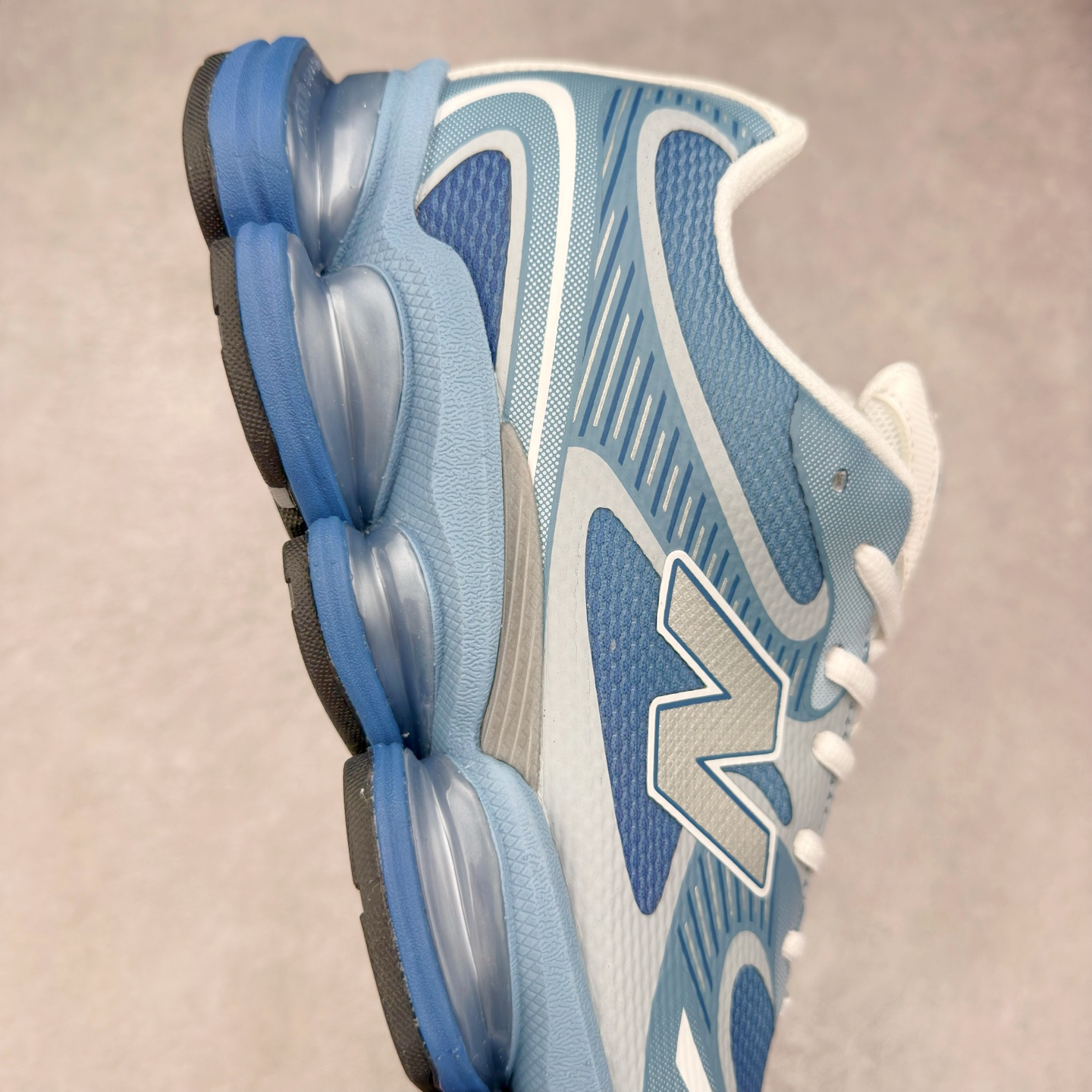 图片[6]-New Balance NB2000 舒适百搭防滑耐磨低帮 休闲跑步鞋 New Balance 在近两年的球鞋市场屡出奇招，在经典鞋型保持进一步增长的同时，推出的每一款新鞋型也都有傲人的战绩。在 327、9060 等鞋型获得成功之后，今天 New Balance 家族又迎来了新鲜血液的注入。这双 New Balance 2000 依然是融合了新旧元素的跑鞋造型，命名为 2000，或许是它的设计理念有着 Y2K 的血统。最大的亮点，在于这双鞋的中底。外侧以五个 ABZORB 单元，带来极具辨识度和冲击力的视觉效果，让这双鞋在外观和脚感方面都颇具吸引力。尺码：36 37 37.5 38 38.5 39 40 40.5 41 42 42.5 43 44 45 46-选品中心