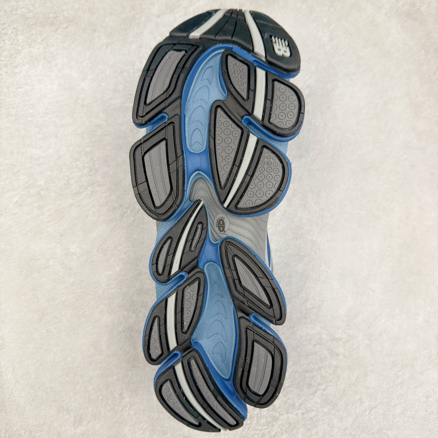 图片[9]-New Balance NB2000 舒适百搭防滑耐磨低帮 休闲跑步鞋 New Balance 在近两年的球鞋市场屡出奇招，在经典鞋型保持进一步增长的同时，推出的每一款新鞋型也都有傲人的战绩。在 327、9060 等鞋型获得成功之后，今天 New Balance 家族又迎来了新鲜血液的注入。这双 New Balance 2000 依然是融合了新旧元素的跑鞋造型，命名为 2000，或许是它的设计理念有着 Y2K 的血统。最大的亮点，在于这双鞋的中底。外侧以五个 ABZORB 单元，带来极具辨识度和冲击力的视觉效果，让这双鞋在外观和脚感方面都颇具吸引力。尺码：36 37 37.5 38 38.5 39 40 40.5 41 42 42.5 43 44 45 46-选品中心