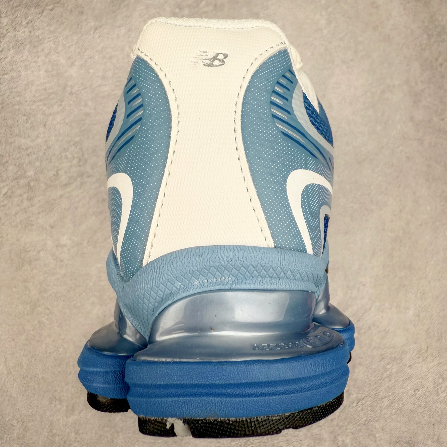 图片[8]-New Balance NB2000 舒适百搭防滑耐磨低帮 休闲跑步鞋 New Balance 在近两年的球鞋市场屡出奇招，在经典鞋型保持进一步增长的同时，推出的每一款新鞋型也都有傲人的战绩。在 327、9060 等鞋型获得成功之后，今天 New Balance 家族又迎来了新鲜血液的注入。这双 New Balance 2000 依然是融合了新旧元素的跑鞋造型，命名为 2000，或许是它的设计理念有着 Y2K 的血统。最大的亮点，在于这双鞋的中底。外侧以五个 ABZORB 单元，带来极具辨识度和冲击力的视觉效果，让这双鞋在外观和脚感方面都颇具吸引力。尺码：36 37 37.5 38 38.5 39 40 40.5 41 42 42.5 43 44 45 46-选品中心