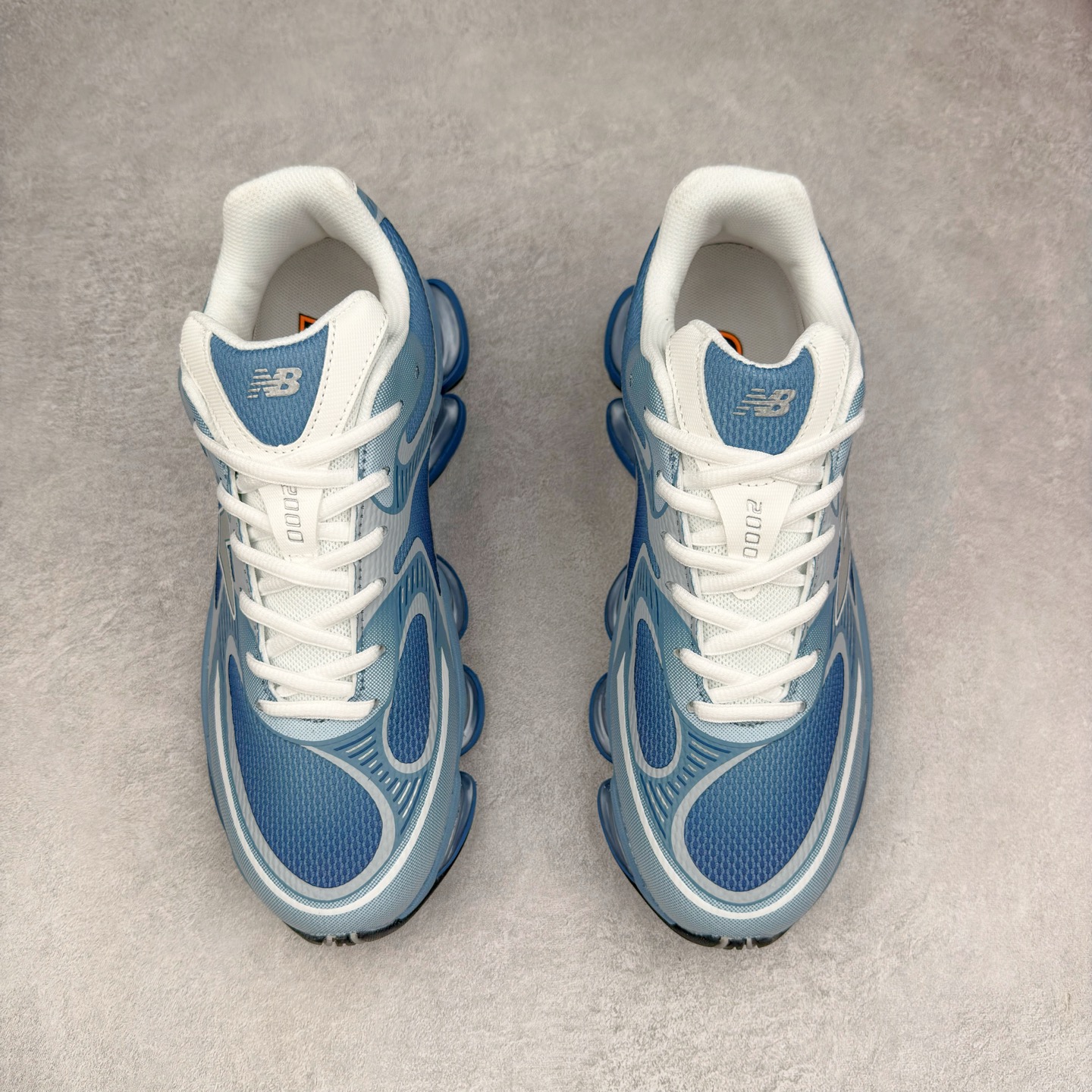 图片[2]-New Balance NB2000 舒适百搭防滑耐磨低帮 休闲跑步鞋 New Balance 在近两年的球鞋市场屡出奇招，在经典鞋型保持进一步增长的同时，推出的每一款新鞋型也都有傲人的战绩。在 327、9060 等鞋型获得成功之后，今天 New Balance 家族又迎来了新鲜血液的注入。这双 New Balance 2000 依然是融合了新旧元素的跑鞋造型，命名为 2000，或许是它的设计理念有着 Y2K 的血统。最大的亮点，在于这双鞋的中底。外侧以五个 ABZORB 单元，带来极具辨识度和冲击力的视觉效果，让这双鞋在外观和脚感方面都颇具吸引力。尺码：36 37 37.5 38 38.5 39 40 40.5 41 42 42.5 43 44 45 46-选品中心