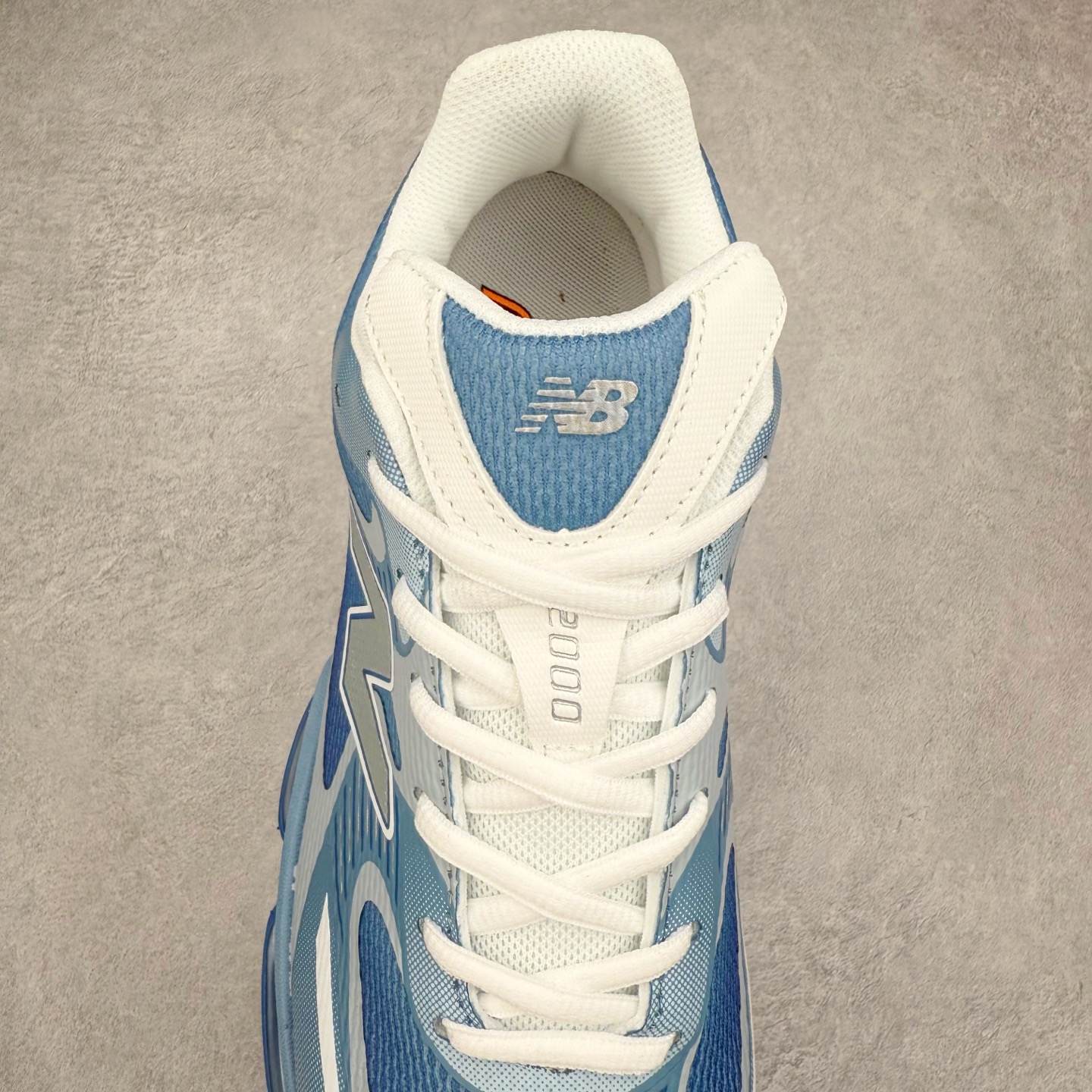 图片[5]-New Balance NB2000 舒适百搭防滑耐磨低帮 休闲跑步鞋 New Balance 在近两年的球鞋市场屡出奇招，在经典鞋型保持进一步增长的同时，推出的每一款新鞋型也都有傲人的战绩。在 327、9060 等鞋型获得成功之后，今天 New Balance 家族又迎来了新鲜血液的注入。这双 New Balance 2000 依然是融合了新旧元素的跑鞋造型，命名为 2000，或许是它的设计理念有着 Y2K 的血统。最大的亮点，在于这双鞋的中底。外侧以五个 ABZORB 单元，带来极具辨识度和冲击力的视觉效果，让这双鞋在外观和脚感方面都颇具吸引力。尺码：36 37 37.5 38 38.5 39 40 40.5 41 42 42.5 43 44 45 46-选品中心