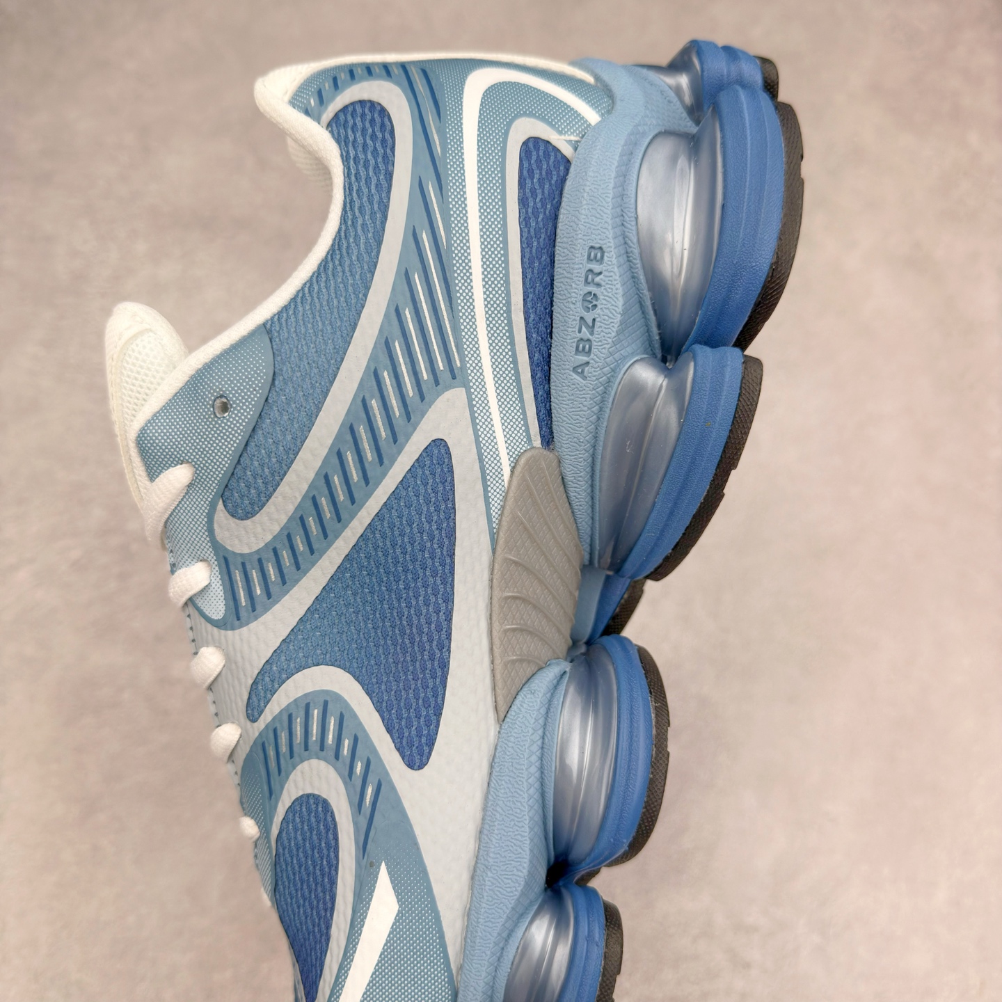 图片[7]-New Balance NB2000 舒适百搭防滑耐磨低帮 休闲跑步鞋 New Balance 在近两年的球鞋市场屡出奇招，在经典鞋型保持进一步增长的同时，推出的每一款新鞋型也都有傲人的战绩。在 327、9060 等鞋型获得成功之后，今天 New Balance 家族又迎来了新鲜血液的注入。这双 New Balance 2000 依然是融合了新旧元素的跑鞋造型，命名为 2000，或许是它的设计理念有着 Y2K 的血统。最大的亮点，在于这双鞋的中底。外侧以五个 ABZORB 单元，带来极具辨识度和冲击力的视觉效果，让这双鞋在外观和脚感方面都颇具吸引力。尺码：36 37 37.5 38 38.5 39 40 40.5 41 42 42.5 43 44 45 46-选品中心