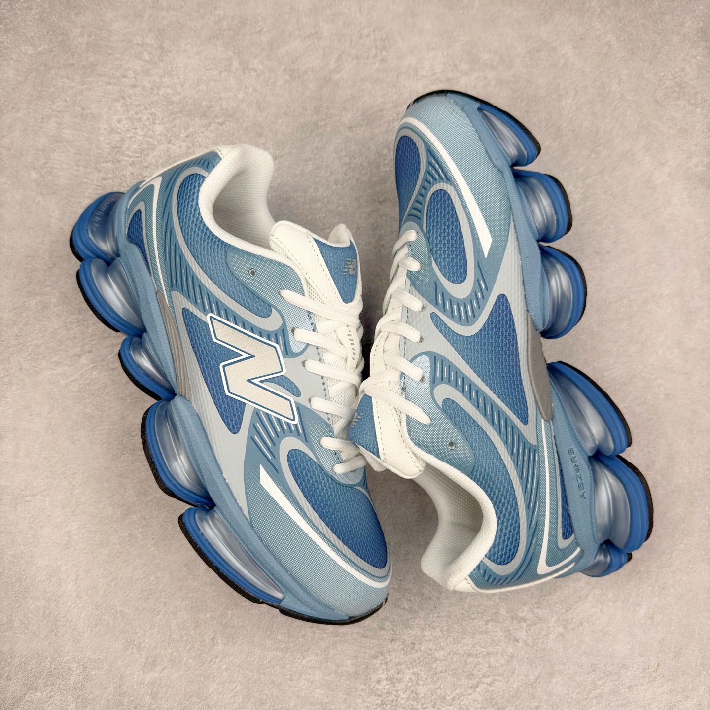 图片[3]-New Balance NB2000 舒适百搭防滑耐磨低帮 休闲跑步鞋 New Balance 在近两年的球鞋市场屡出奇招，在经典鞋型保持进一步增长的同时，推出的每一款新鞋型也都有傲人的战绩。在 327、9060 等鞋型获得成功之后，今天 New Balance 家族又迎来了新鲜血液的注入。这双 New Balance 2000 依然是融合了新旧元素的跑鞋造型，命名为 2000，或许是它的设计理念有着 Y2K 的血统。最大的亮点，在于这双鞋的中底。外侧以五个 ABZORB 单元，带来极具辨识度和冲击力的视觉效果，让这双鞋在外观和脚感方面都颇具吸引力。尺码：36 37 37.5 38 38.5 39 40 40.5 41 42 42.5 43 44 45 46-选品中心