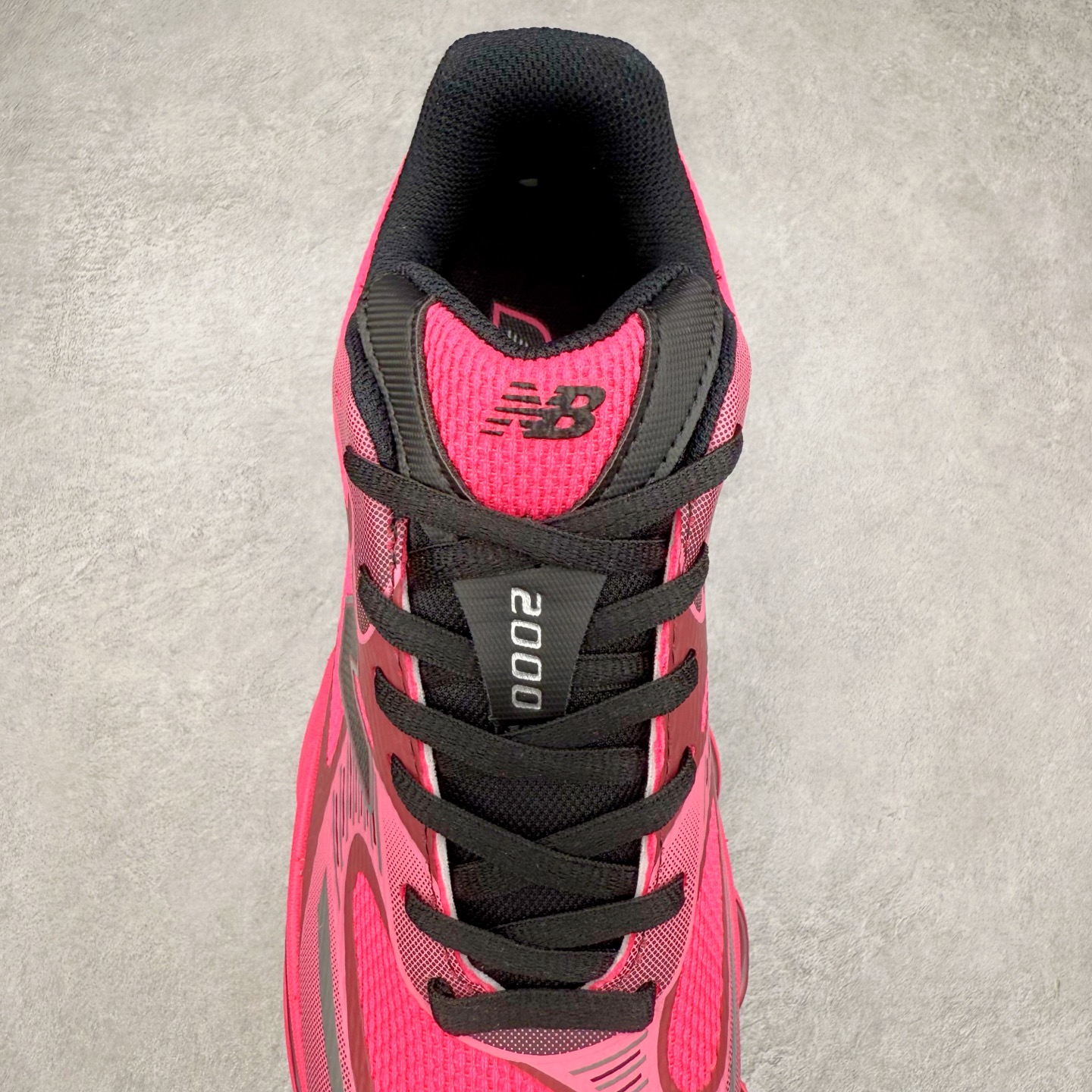 图片[5]-New Balance NB2000 舒适百搭防滑耐磨低帮 休闲跑步鞋 New Balance 在近两年的球鞋市场屡出奇招，在经典鞋型保持进一步增长的同时，推出的每一款新鞋型也都有傲人的战绩。在 327、9060 等鞋型获得成功之后，今天 New Balance 家族又迎来了新鲜血液的注入。这双 New Balance 2000 依然是融合了新旧元素的跑鞋造型，命名为 2000，或许是它的设计理念有着 Y2K 的血统。最大的亮点，在于这双鞋的中底。外侧以五个 ABZORB 单元，带来极具辨识度和冲击力的视觉效果，让这双鞋在外观和脚感方面都颇具吸引力。尺码：36 37 37.5 38 38.5 39 40 40.5 41 42 42.5 43 44 45 46-选品中心