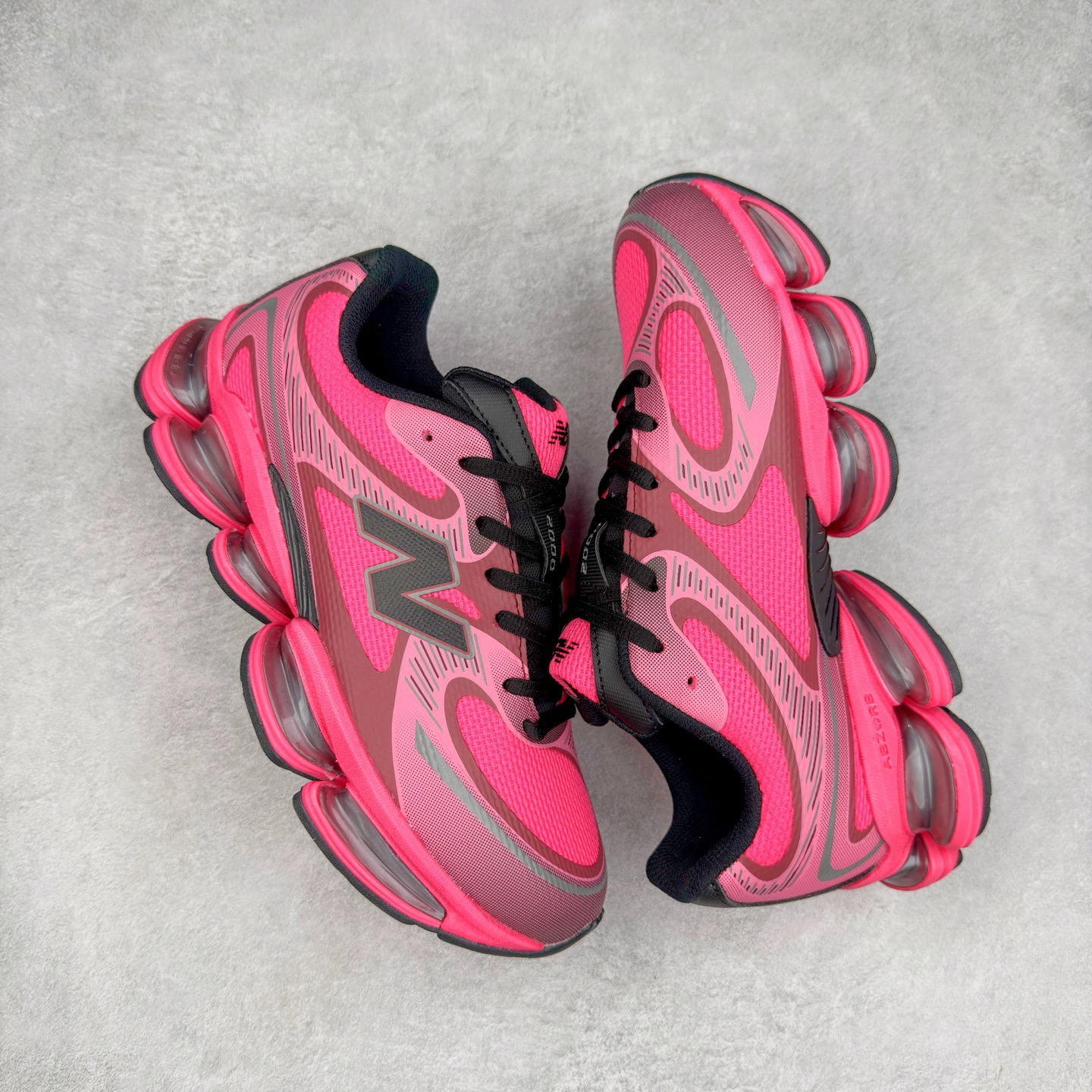 图片[3]-New Balance NB2000 舒适百搭防滑耐磨低帮 休闲跑步鞋 New Balance 在近两年的球鞋市场屡出奇招，在经典鞋型保持进一步增长的同时，推出的每一款新鞋型也都有傲人的战绩。在 327、9060 等鞋型获得成功之后，今天 New Balance 家族又迎来了新鲜血液的注入。这双 New Balance 2000 依然是融合了新旧元素的跑鞋造型，命名为 2000，或许是它的设计理念有着 Y2K 的血统。最大的亮点，在于这双鞋的中底。外侧以五个 ABZORB 单元，带来极具辨识度和冲击力的视觉效果，让这双鞋在外观和脚感方面都颇具吸引力。尺码：36 37 37.5 38 38.5 39 40 40.5 41 42 42.5 43 44 45 46-选品中心