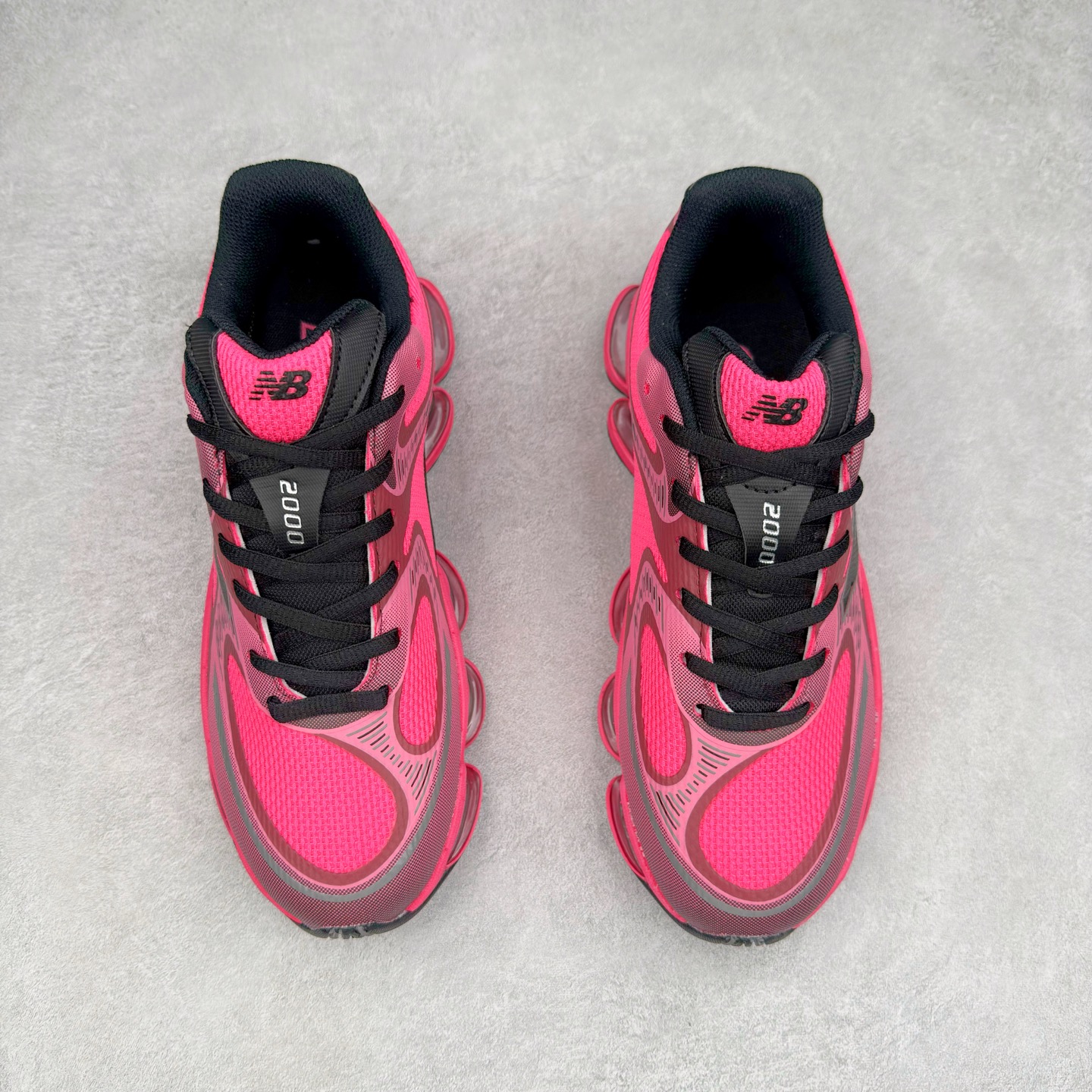 图片[2]-New Balance NB2000 舒适百搭防滑耐磨低帮 休闲跑步鞋 New Balance 在近两年的球鞋市场屡出奇招，在经典鞋型保持进一步增长的同时，推出的每一款新鞋型也都有傲人的战绩。在 327、9060 等鞋型获得成功之后，今天 New Balance 家族又迎来了新鲜血液的注入。这双 New Balance 2000 依然是融合了新旧元素的跑鞋造型，命名为 2000，或许是它的设计理念有着 Y2K 的血统。最大的亮点，在于这双鞋的中底。外侧以五个 ABZORB 单元，带来极具辨识度和冲击力的视觉效果，让这双鞋在外观和脚感方面都颇具吸引力。尺码：36 37 37.5 38 38.5 39 40 40.5 41 42 42.5 43 44 45 46-选品中心