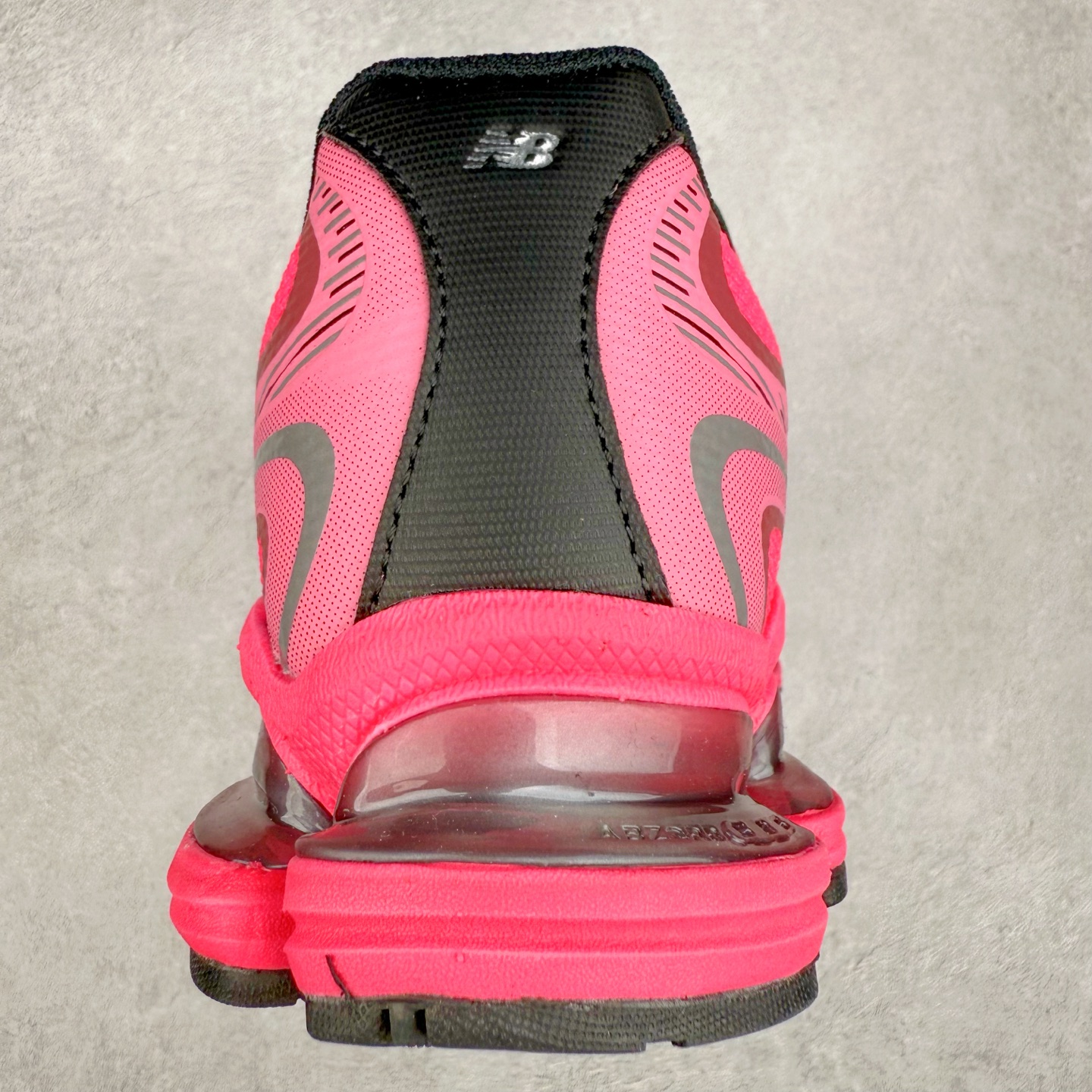 图片[8]-New Balance NB2000 舒适百搭防滑耐磨低帮 休闲跑步鞋 New Balance 在近两年的球鞋市场屡出奇招，在经典鞋型保持进一步增长的同时，推出的每一款新鞋型也都有傲人的战绩。在 327、9060 等鞋型获得成功之后，今天 New Balance 家族又迎来了新鲜血液的注入。这双 New Balance 2000 依然是融合了新旧元素的跑鞋造型，命名为 2000，或许是它的设计理念有着 Y2K 的血统。最大的亮点，在于这双鞋的中底。外侧以五个 ABZORB 单元，带来极具辨识度和冲击力的视觉效果，让这双鞋在外观和脚感方面都颇具吸引力。尺码：36 37 37.5 38 38.5 39 40 40.5 41 42 42.5 43 44 45 46-选品中心