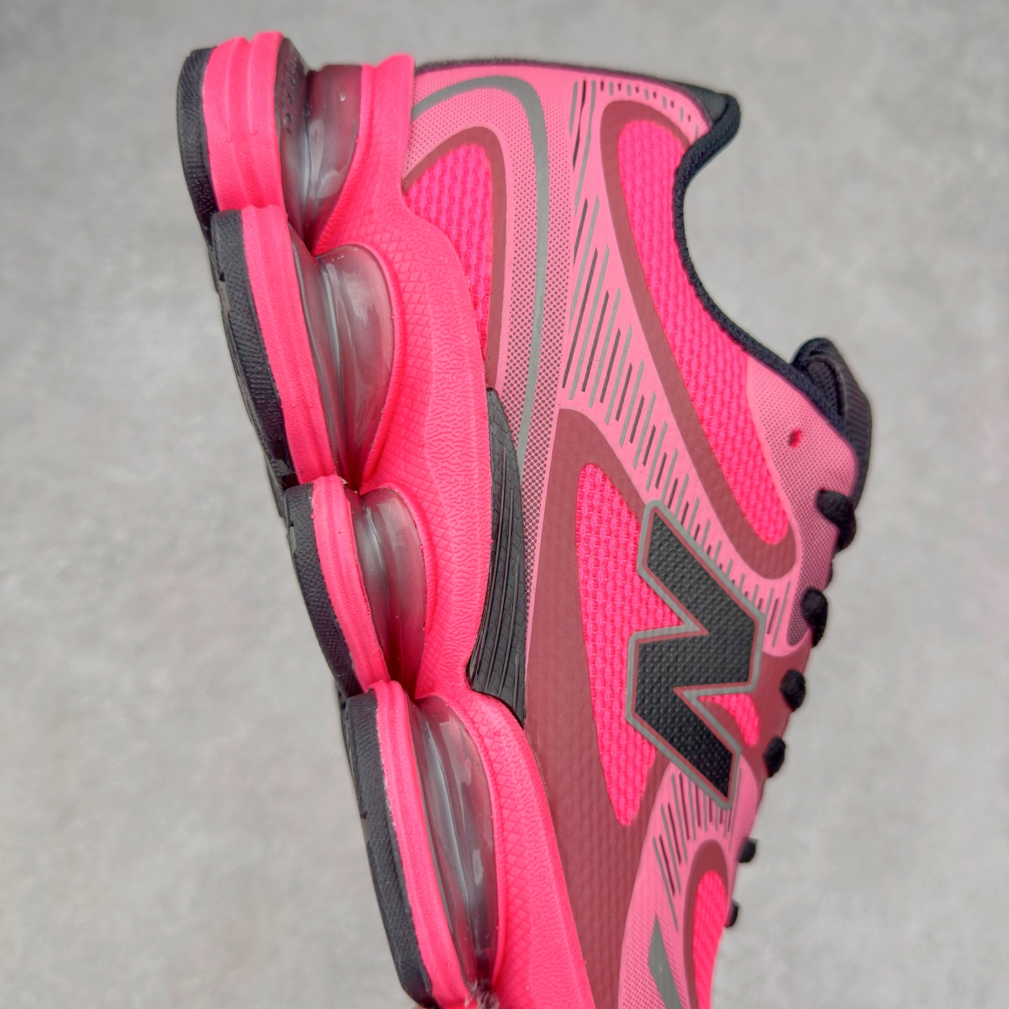 图片[6]-New Balance NB2000 舒适百搭防滑耐磨低帮 休闲跑步鞋 New Balance 在近两年的球鞋市场屡出奇招，在经典鞋型保持进一步增长的同时，推出的每一款新鞋型也都有傲人的战绩。在 327、9060 等鞋型获得成功之后，今天 New Balance 家族又迎来了新鲜血液的注入。这双 New Balance 2000 依然是融合了新旧元素的跑鞋造型，命名为 2000，或许是它的设计理念有着 Y2K 的血统。最大的亮点，在于这双鞋的中底。外侧以五个 ABZORB 单元，带来极具辨识度和冲击力的视觉效果，让这双鞋在外观和脚感方面都颇具吸引力。尺码：36 37 37.5 38 38.5 39 40 40.5 41 42 42.5 43 44 45 46-选品中心