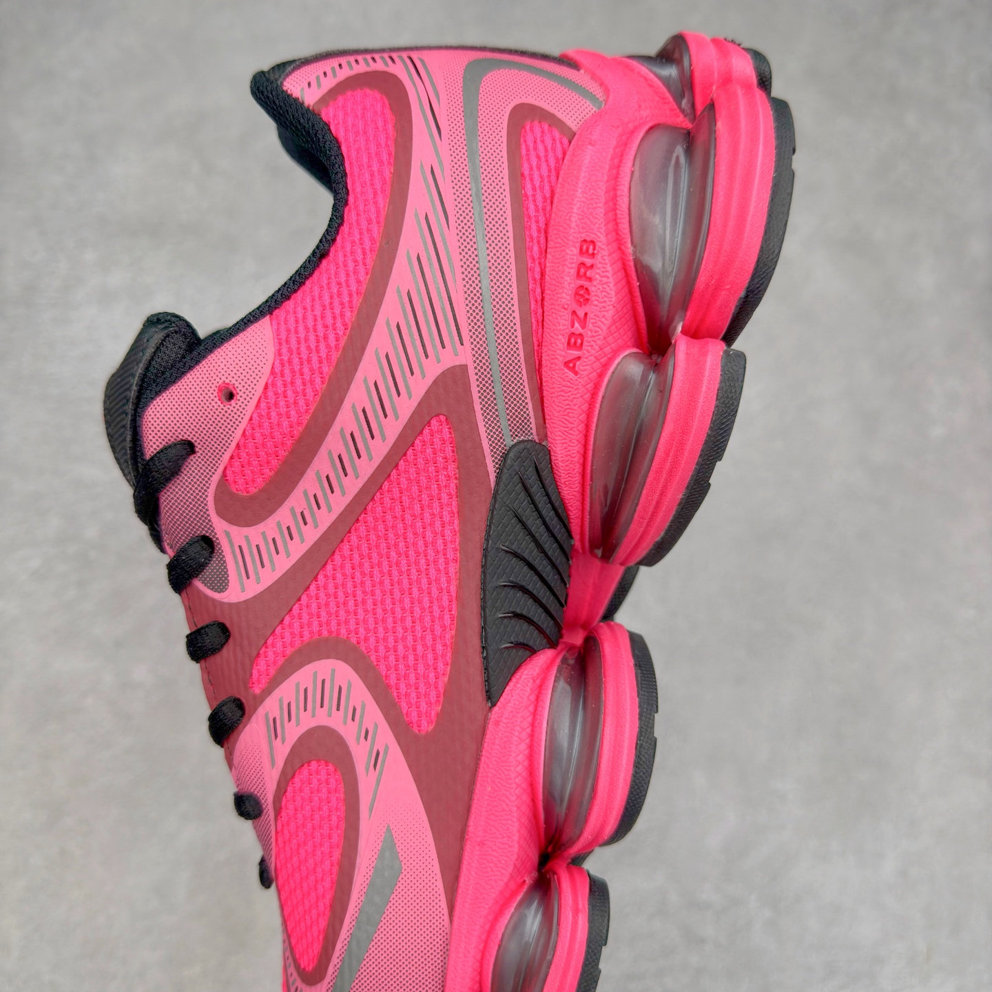 图片[7]-New Balance NB2000 舒适百搭防滑耐磨低帮 休闲跑步鞋 New Balance 在近两年的球鞋市场屡出奇招，在经典鞋型保持进一步增长的同时，推出的每一款新鞋型也都有傲人的战绩。在 327、9060 等鞋型获得成功之后，今天 New Balance 家族又迎来了新鲜血液的注入。这双 New Balance 2000 依然是融合了新旧元素的跑鞋造型，命名为 2000，或许是它的设计理念有着 Y2K 的血统。最大的亮点，在于这双鞋的中底。外侧以五个 ABZORB 单元，带来极具辨识度和冲击力的视觉效果，让这双鞋在外观和脚感方面都颇具吸引力。尺码：36 37 37.5 38 38.5 39 40 40.5 41 42 42.5 43 44 45 46-选品中心