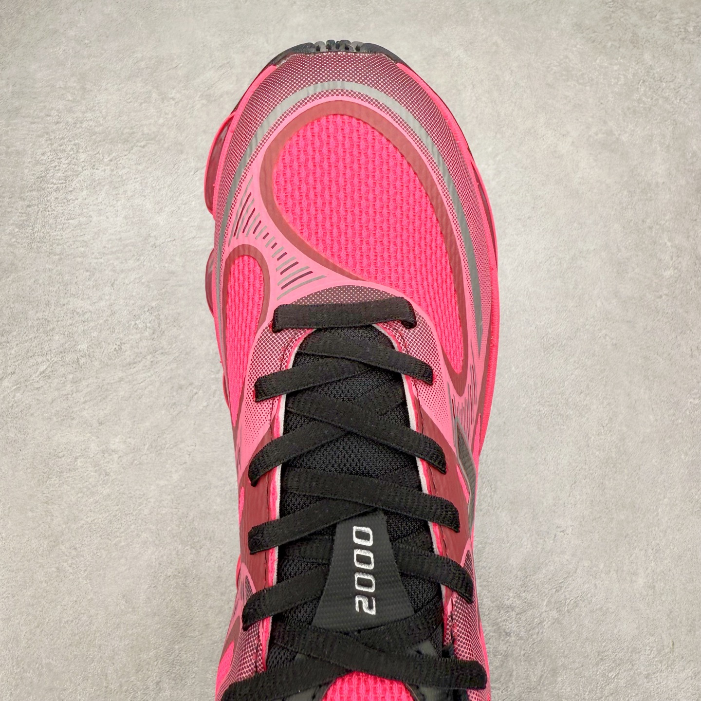 图片[4]-New Balance NB2000 舒适百搭防滑耐磨低帮 休闲跑步鞋 New Balance 在近两年的球鞋市场屡出奇招，在经典鞋型保持进一步增长的同时，推出的每一款新鞋型也都有傲人的战绩。在 327、9060 等鞋型获得成功之后，今天 New Balance 家族又迎来了新鲜血液的注入。这双 New Balance 2000 依然是融合了新旧元素的跑鞋造型，命名为 2000，或许是它的设计理念有着 Y2K 的血统。最大的亮点，在于这双鞋的中底。外侧以五个 ABZORB 单元，带来极具辨识度和冲击力的视觉效果，让这双鞋在外观和脚感方面都颇具吸引力。尺码：36 37 37.5 38 38.5 39 40 40.5 41 42 42.5 43 44 45 46-选品中心