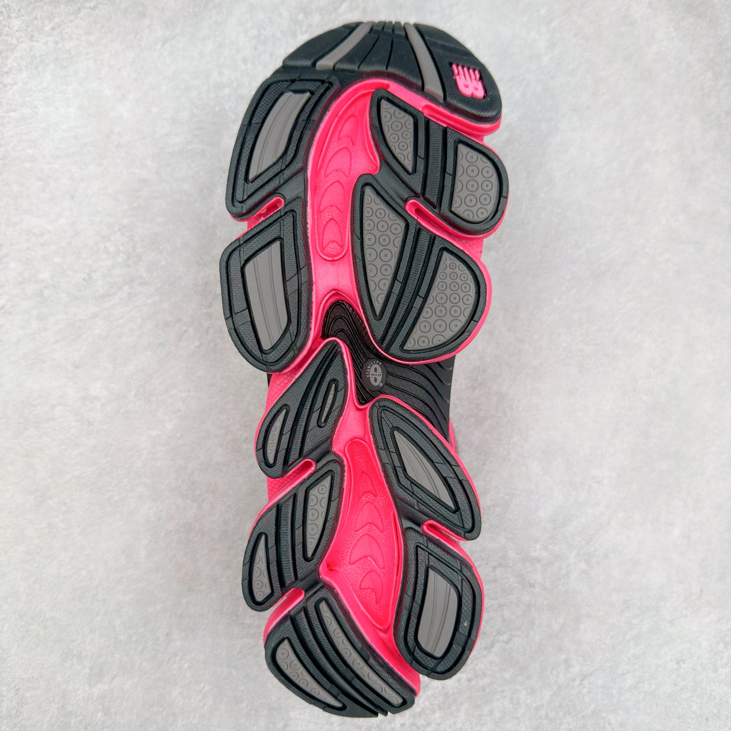 图片[9]-New Balance NB2000 舒适百搭防滑耐磨低帮 休闲跑步鞋 New Balance 在近两年的球鞋市场屡出奇招，在经典鞋型保持进一步增长的同时，推出的每一款新鞋型也都有傲人的战绩。在 327、9060 等鞋型获得成功之后，今天 New Balance 家族又迎来了新鲜血液的注入。这双 New Balance 2000 依然是融合了新旧元素的跑鞋造型，命名为 2000，或许是它的设计理念有着 Y2K 的血统。最大的亮点，在于这双鞋的中底。外侧以五个 ABZORB 单元，带来极具辨识度和冲击力的视觉效果，让这双鞋在外观和脚感方面都颇具吸引力。尺码：36 37 37.5 38 38.5 39 40 40.5 41 42 42.5 43 44 45 46-选品中心