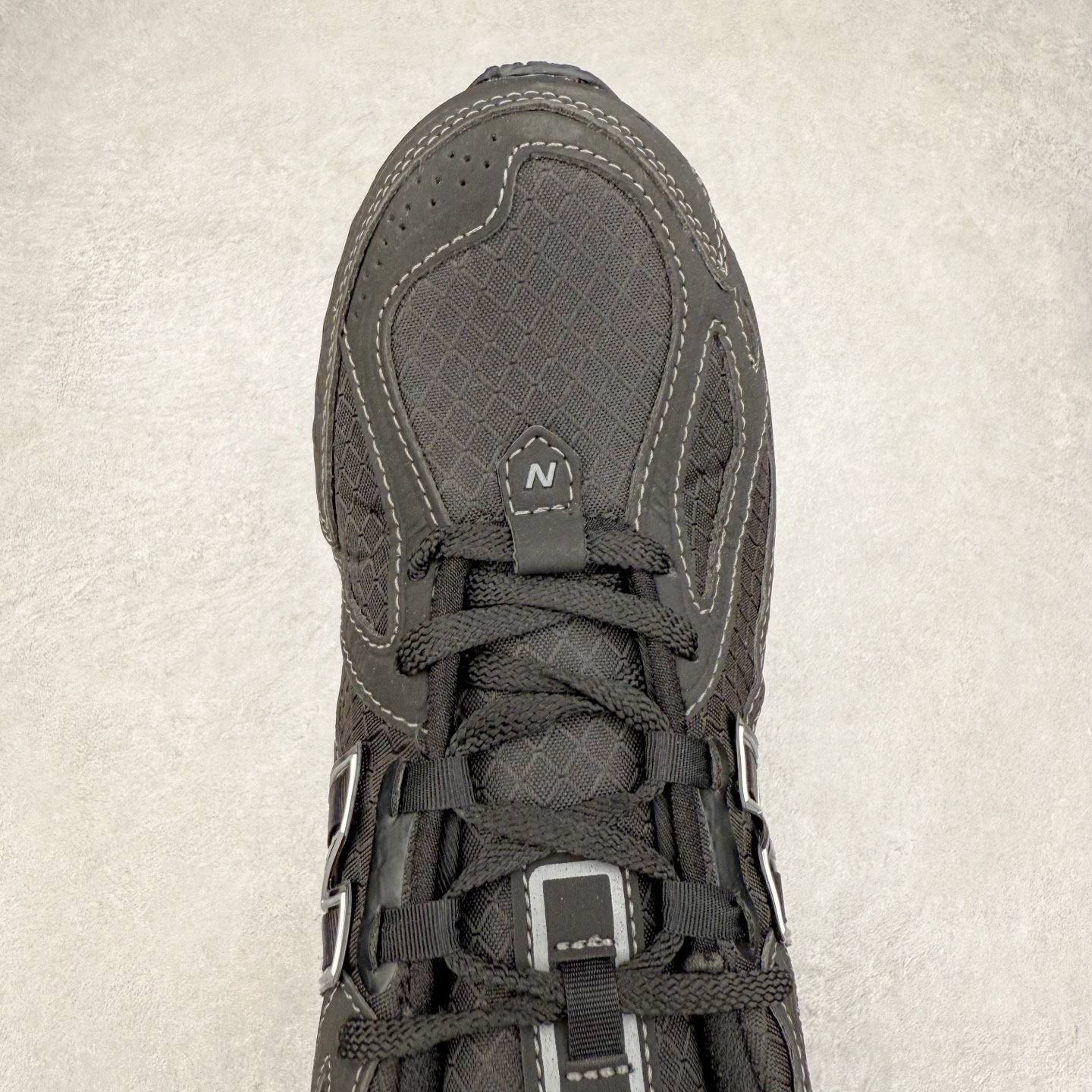 图片[4]-New Balance M1906R NB新百伦系列复古老爹风休闲运动慢跑鞋 日韩出口特供订单 全网最全配色 配套商长期套现长期补货 全新货品 正常出厂触屏不到的单价 超级跑量款 全套原楦原纸板原厂数据开发 进口三明治网面 原装进口翻毛皮料正确绒感卡色 正确中底拉帮中底网布细节 采用轻质牛剖革拼接透气网眼衬垫织物鞋面材质 T-Beam大底提供足步弓支撑 保持步态稳定 后跟搭载外露缓震胶 鞋身整体以各种深浅不一的灰色覆盖 鞋头以淡蓝色调装饰 网眼衬垫通过不规律的色块实现做旧的美感 泛黄的鞋底更是进一步增添了复古气息 尺码：36 37 37.5 38 38.5 39.5 40 40.5 41.5 42 42.5 43 44 45-选品中心