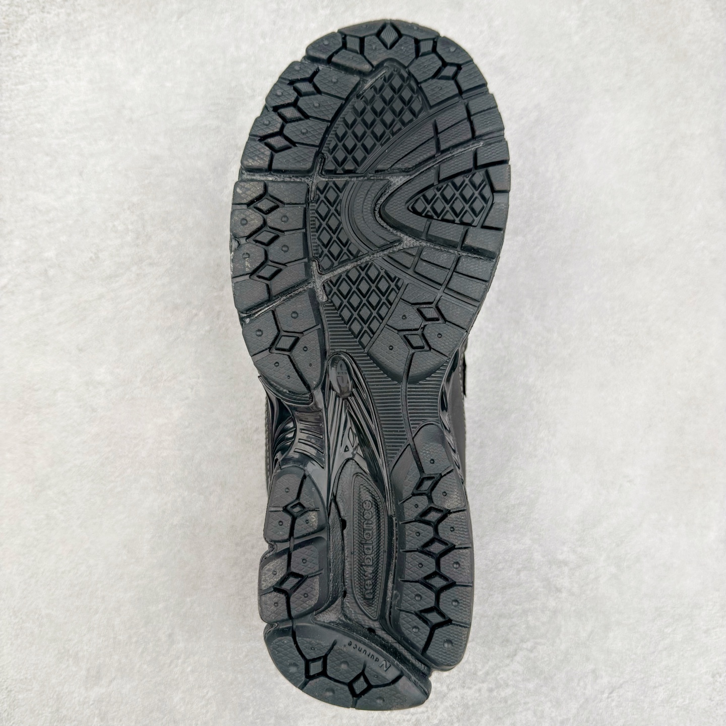 图片[9]-New Balance M1906R NB新百伦系列复古老爹风休闲运动慢跑鞋 日韩出口特供订单 全网最全配色 配套商长期套现长期补货 全新货品 正常出厂触屏不到的单价 超级跑量款 全套原楦原纸板原厂数据开发 进口三明治网面 原装进口翻毛皮料正确绒感卡色 正确中底拉帮中底网布细节 采用轻质牛剖革拼接透气网眼衬垫织物鞋面材质 T-Beam大底提供足步弓支撑 保持步态稳定 后跟搭载外露缓震胶 鞋身整体以各种深浅不一的灰色覆盖 鞋头以淡蓝色调装饰 网眼衬垫通过不规律的色块实现做旧的美感 泛黄的鞋底更是进一步增添了复古气息 尺码：36 37 37.5 38 38.5 39.5 40 40.5 41.5 42 42.5 43 44 45-选品中心