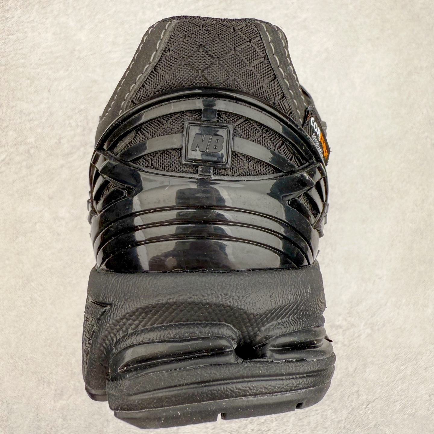 图片[8]-New Balance M1906R NB新百伦系列复古老爹风休闲运动慢跑鞋 日韩出口特供订单 全网最全配色 配套商长期套现长期补货 全新货品 正常出厂触屏不到的单价 超级跑量款 全套原楦原纸板原厂数据开发 进口三明治网面 原装进口翻毛皮料正确绒感卡色 正确中底拉帮中底网布细节 采用轻质牛剖革拼接透气网眼衬垫织物鞋面材质 T-Beam大底提供足步弓支撑 保持步态稳定 后跟搭载外露缓震胶 鞋身整体以各种深浅不一的灰色覆盖 鞋头以淡蓝色调装饰 网眼衬垫通过不规律的色块实现做旧的美感 泛黄的鞋底更是进一步增添了复古气息 尺码：36 37 37.5 38 38.5 39.5 40 40.5 41.5 42 42.5 43 44 45-选品中心