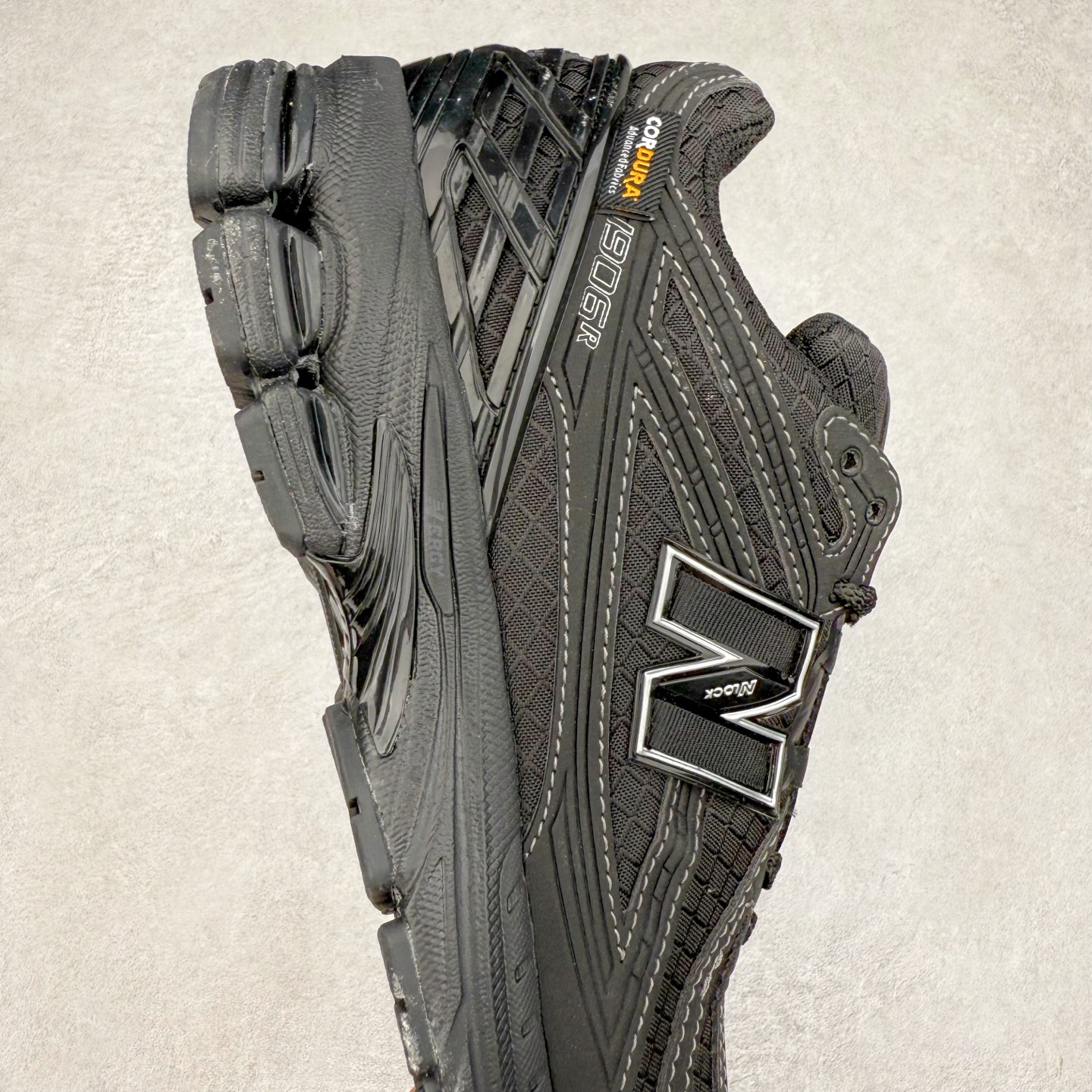 图片[6]-New Balance M1906R NB新百伦系列复古老爹风休闲运动慢跑鞋 日韩出口特供订单 全网最全配色 配套商长期套现长期补货 全新货品 正常出厂触屏不到的单价 超级跑量款 全套原楦原纸板原厂数据开发 进口三明治网面 原装进口翻毛皮料正确绒感卡色 正确中底拉帮中底网布细节 采用轻质牛剖革拼接透气网眼衬垫织物鞋面材质 T-Beam大底提供足步弓支撑 保持步态稳定 后跟搭载外露缓震胶 鞋身整体以各种深浅不一的灰色覆盖 鞋头以淡蓝色调装饰 网眼衬垫通过不规律的色块实现做旧的美感 泛黄的鞋底更是进一步增添了复古气息 尺码：36 37 37.5 38 38.5 39.5 40 40.5 41.5 42 42.5 43 44 45-选品中心