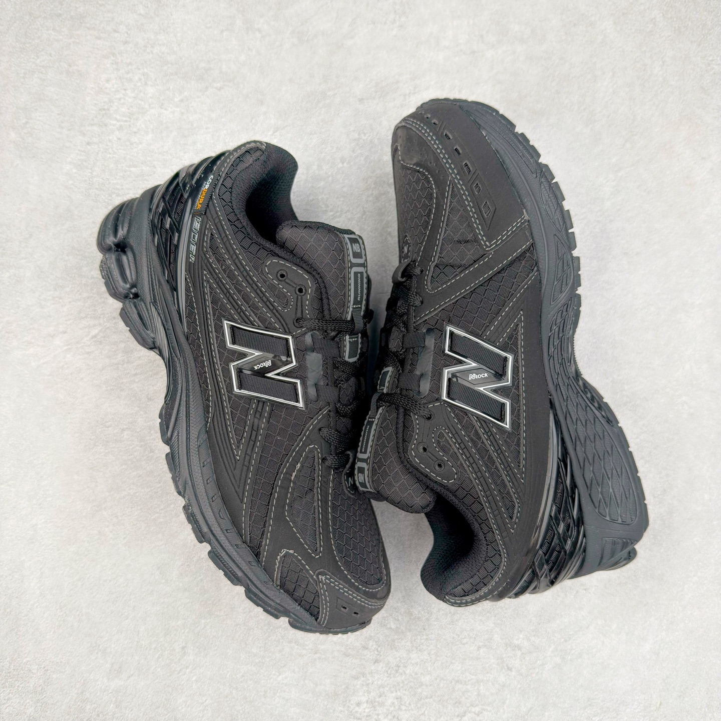 图片[3]-New Balance M1906R NB新百伦系列复古老爹风休闲运动慢跑鞋 日韩出口特供订单 全网最全配色 配套商长期套现长期补货 全新货品 正常出厂触屏不到的单价 超级跑量款 全套原楦原纸板原厂数据开发 进口三明治网面 原装进口翻毛皮料正确绒感卡色 正确中底拉帮中底网布细节 采用轻质牛剖革拼接透气网眼衬垫织物鞋面材质 T-Beam大底提供足步弓支撑 保持步态稳定 后跟搭载外露缓震胶 鞋身整体以各种深浅不一的灰色覆盖 鞋头以淡蓝色调装饰 网眼衬垫通过不规律的色块实现做旧的美感 泛黄的鞋底更是进一步增添了复古气息 尺码：36 37 37.5 38 38.5 39.5 40 40.5 41.5 42 42.5 43 44 45-选品中心