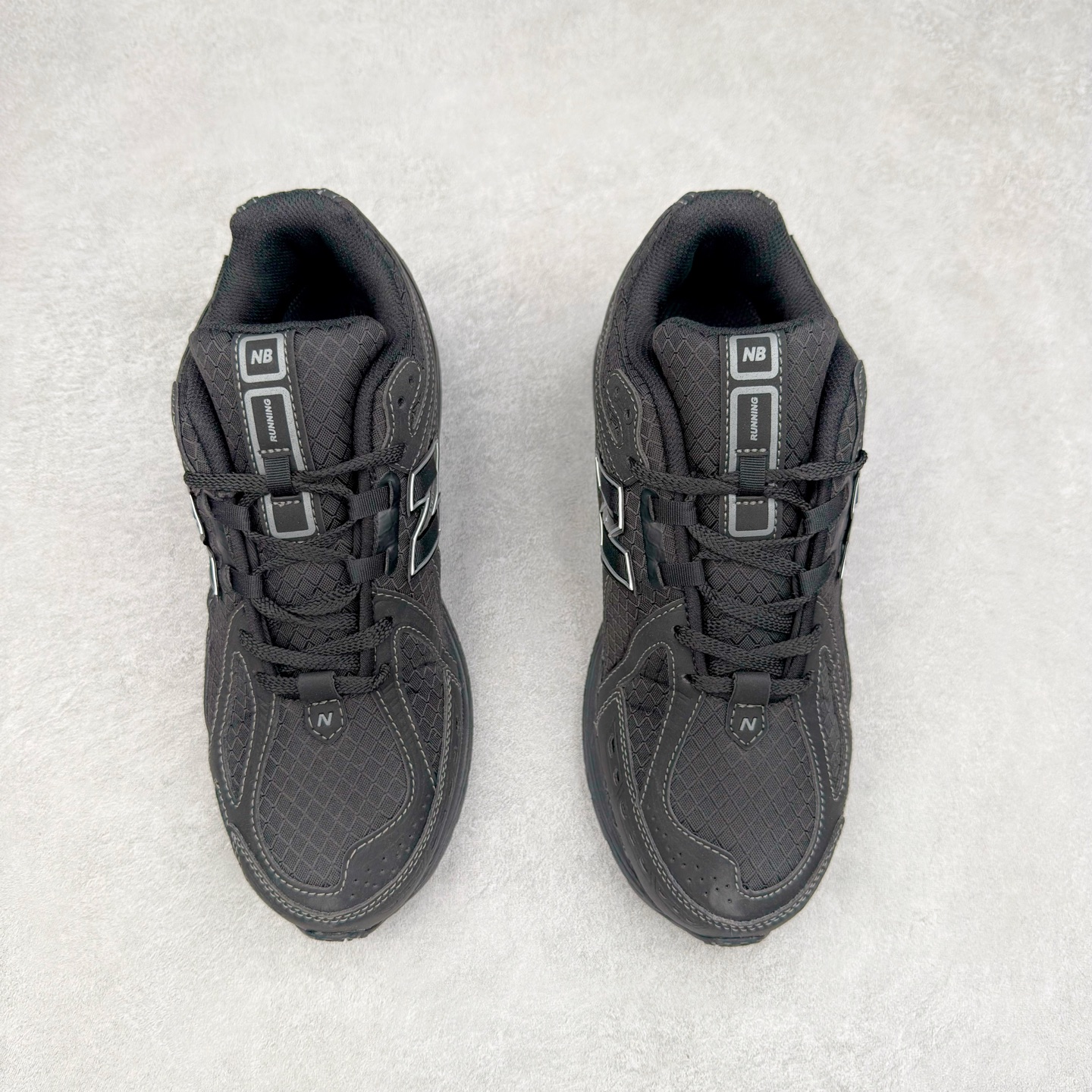 图片[2]-New Balance M1906R NB新百伦系列复古老爹风休闲运动慢跑鞋 日韩出口特供订单 全网最全配色 配套商长期套现长期补货 全新货品 正常出厂触屏不到的单价 超级跑量款 全套原楦原纸板原厂数据开发 进口三明治网面 原装进口翻毛皮料正确绒感卡色 正确中底拉帮中底网布细节 采用轻质牛剖革拼接透气网眼衬垫织物鞋面材质 T-Beam大底提供足步弓支撑 保持步态稳定 后跟搭载外露缓震胶 鞋身整体以各种深浅不一的灰色覆盖 鞋头以淡蓝色调装饰 网眼衬垫通过不规律的色块实现做旧的美感 泛黄的鞋底更是进一步增添了复古气息 尺码：36 37 37.5 38 38.5 39.5 40 40.5 41.5 42 42.5 43 44 45-选品中心