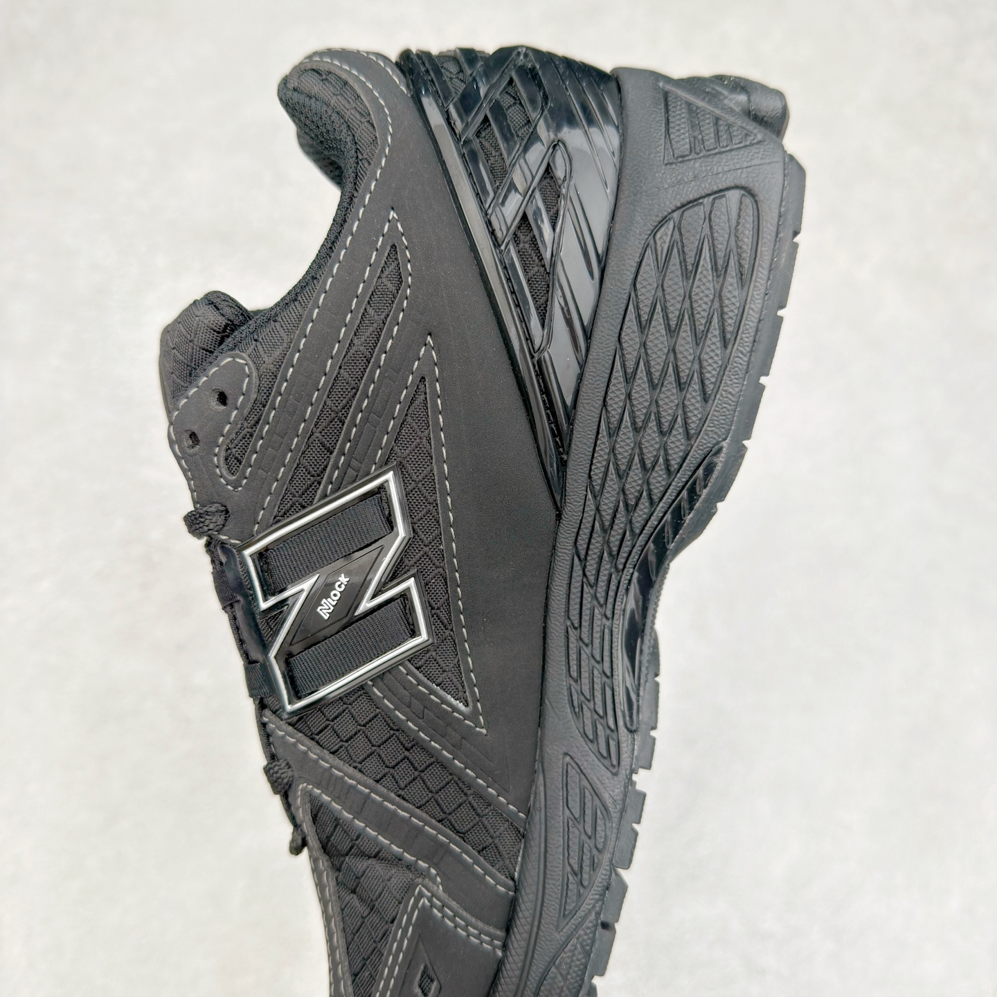 图片[7]-New Balance M1906R NB新百伦系列复古老爹风休闲运动慢跑鞋 日韩出口特供订单 全网最全配色 配套商长期套现长期补货 全新货品 正常出厂触屏不到的单价 超级跑量款 全套原楦原纸板原厂数据开发 进口三明治网面 原装进口翻毛皮料正确绒感卡色 正确中底拉帮中底网布细节 采用轻质牛剖革拼接透气网眼衬垫织物鞋面材质 T-Beam大底提供足步弓支撑 保持步态稳定 后跟搭载外露缓震胶 鞋身整体以各种深浅不一的灰色覆盖 鞋头以淡蓝色调装饰 网眼衬垫通过不规律的色块实现做旧的美感 泛黄的鞋底更是进一步增添了复古气息 尺码：36 37 37.5 38 38.5 39.5 40 40.5 41.5 42 42.5 43 44 45-选品中心