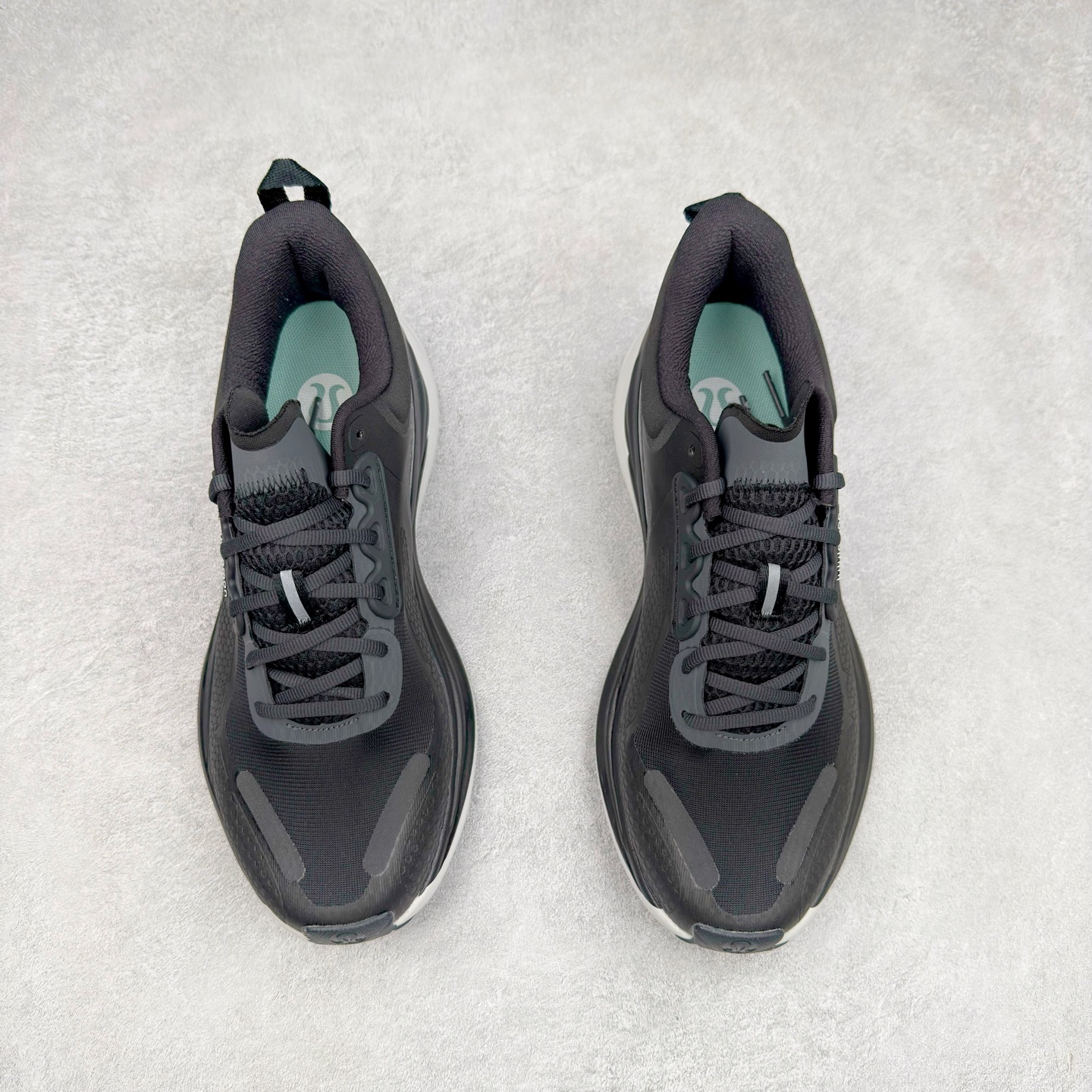 图片[2]-＃PK4.0 lululemon blissfeel trail 露露乐檬舒适柔软防滑耐磨低帮越野跑步鞋 将运动性能融入经典休闲鞋中，中底提供出色缓震，并贴合足部曲线，带来全天候的舒适感。鞋面采用两种材质拼接，且前半部分采用热熔压胶处理，无任何缝线，保留了鞋身整体性。模制泡沫的鞋垫带来上乘的脚感，在平日休闲穿着时不会磨脚，也能提供轻质软弹的效果。25年来，lululemon一直秉持“感受为先”的设计理念，并相信更好的感受带来更好的表现。此次男鞋的设计亦是如此。投入多年研究，针对男性在不同运动场景中的脚步形态设计了不同鞋履款式。同时，还进行了生物力学与形态学研究，为“他”带来更好的贴合度和感受。尺码：36 36.5 37.5 38 38.5 39 40 40.5 41 42 42.5 43 44-选品中心