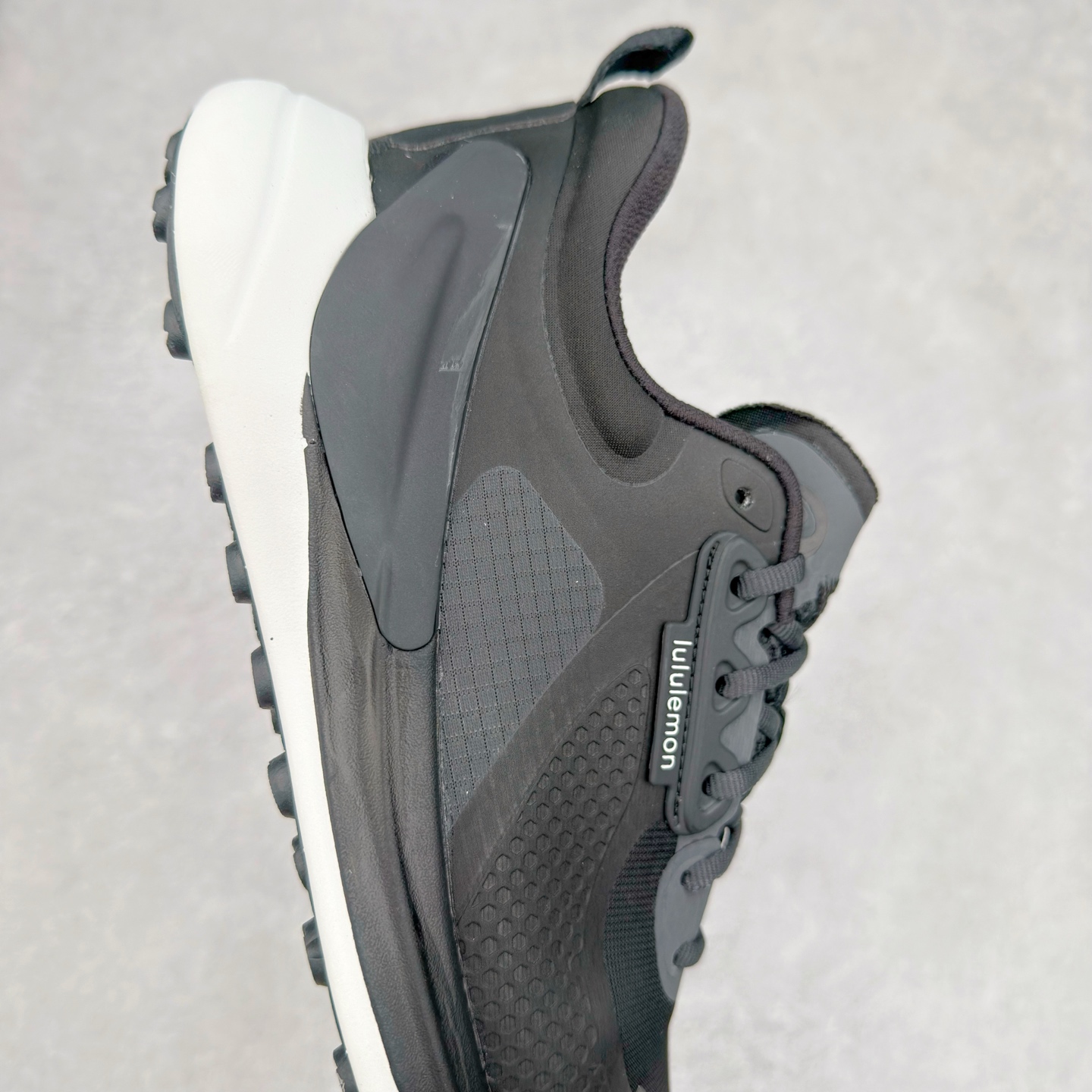 图片[6]-＃PK4.0 lululemon blissfeel trail 露露乐檬舒适柔软防滑耐磨低帮越野跑步鞋 将运动性能融入经典休闲鞋中，中底提供出色缓震，并贴合足部曲线，带来全天候的舒适感。鞋面采用两种材质拼接，且前半部分采用热熔压胶处理，无任何缝线，保留了鞋身整体性。模制泡沫的鞋垫带来上乘的脚感，在平日休闲穿着时不会磨脚，也能提供轻质软弹的效果。25年来，lululemon一直秉持“感受为先”的设计理念，并相信更好的感受带来更好的表现。此次男鞋的设计亦是如此。投入多年研究，针对男性在不同运动场景中的脚步形态设计了不同鞋履款式。同时，还进行了生物力学与形态学研究，为“他”带来更好的贴合度和感受。尺码：36 36.5 37.5 38 38.5 39 40 40.5 41 42 42.5 43 44-选品中心