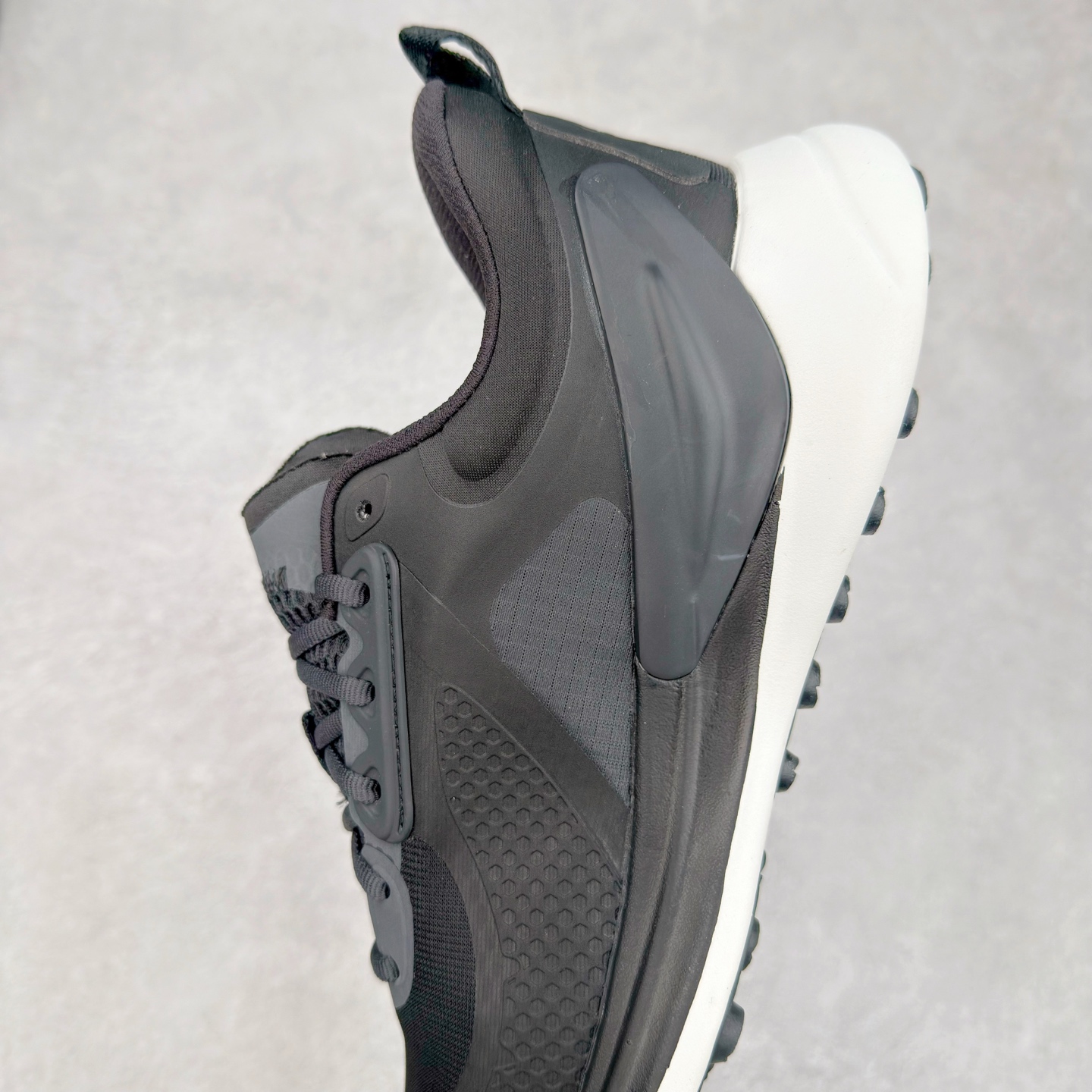 图片[7]-＃PK4.0 lululemon blissfeel trail 露露乐檬舒适柔软防滑耐磨低帮越野跑步鞋 将运动性能融入经典休闲鞋中，中底提供出色缓震，并贴合足部曲线，带来全天候的舒适感。鞋面采用两种材质拼接，且前半部分采用热熔压胶处理，无任何缝线，保留了鞋身整体性。模制泡沫的鞋垫带来上乘的脚感，在平日休闲穿着时不会磨脚，也能提供轻质软弹的效果。25年来，lululemon一直秉持“感受为先”的设计理念，并相信更好的感受带来更好的表现。此次男鞋的设计亦是如此。投入多年研究，针对男性在不同运动场景中的脚步形态设计了不同鞋履款式。同时，还进行了生物力学与形态学研究，为“他”带来更好的贴合度和感受。尺码：36 36.5 37.5 38 38.5 39 40 40.5 41 42 42.5 43 44-选品中心