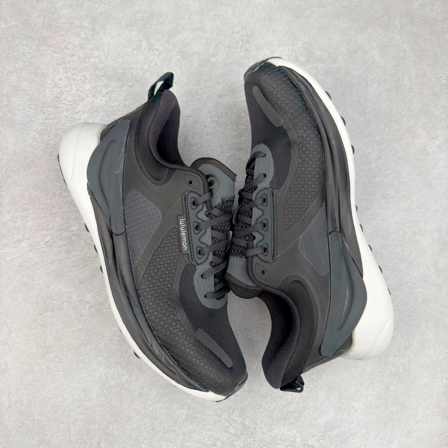 图片[3]-＃PK4.0 lululemon blissfeel trail 露露乐檬舒适柔软防滑耐磨低帮越野跑步鞋 将运动性能融入经典休闲鞋中，中底提供出色缓震，并贴合足部曲线，带来全天候的舒适感。鞋面采用两种材质拼接，且前半部分采用热熔压胶处理，无任何缝线，保留了鞋身整体性。模制泡沫的鞋垫带来上乘的脚感，在平日休闲穿着时不会磨脚，也能提供轻质软弹的效果。25年来，lululemon一直秉持“感受为先”的设计理念，并相信更好的感受带来更好的表现。此次男鞋的设计亦是如此。投入多年研究，针对男性在不同运动场景中的脚步形态设计了不同鞋履款式。同时，还进行了生物力学与形态学研究，为“他”带来更好的贴合度和感受。尺码：36 36.5 37.5 38 38.5 39 40 40.5 41 42 42.5 43 44-选品中心