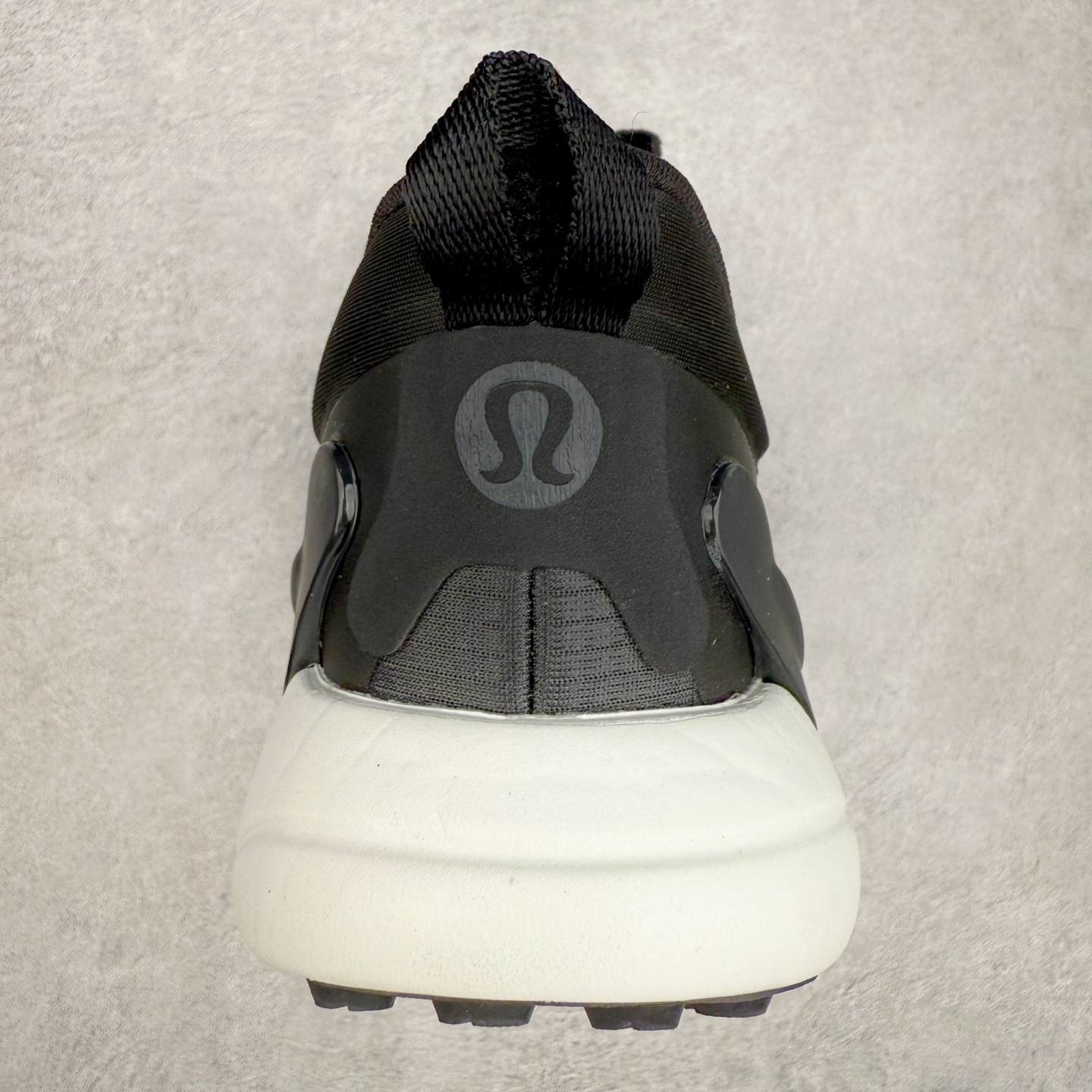 图片[8]-＃PK4.0 lululemon blissfeel trail 露露乐檬舒适柔软防滑耐磨低帮越野跑步鞋 将运动性能融入经典休闲鞋中，中底提供出色缓震，并贴合足部曲线，带来全天候的舒适感。鞋面采用两种材质拼接，且前半部分采用热熔压胶处理，无任何缝线，保留了鞋身整体性。模制泡沫的鞋垫带来上乘的脚感，在平日休闲穿着时不会磨脚，也能提供轻质软弹的效果。25年来，lululemon一直秉持“感受为先”的设计理念，并相信更好的感受带来更好的表现。此次男鞋的设计亦是如此。投入多年研究，针对男性在不同运动场景中的脚步形态设计了不同鞋履款式。同时，还进行了生物力学与形态学研究，为“他”带来更好的贴合度和感受。尺码：36 36.5 37.5 38 38.5 39 40 40.5 41 42 42.5 43 44-选品中心