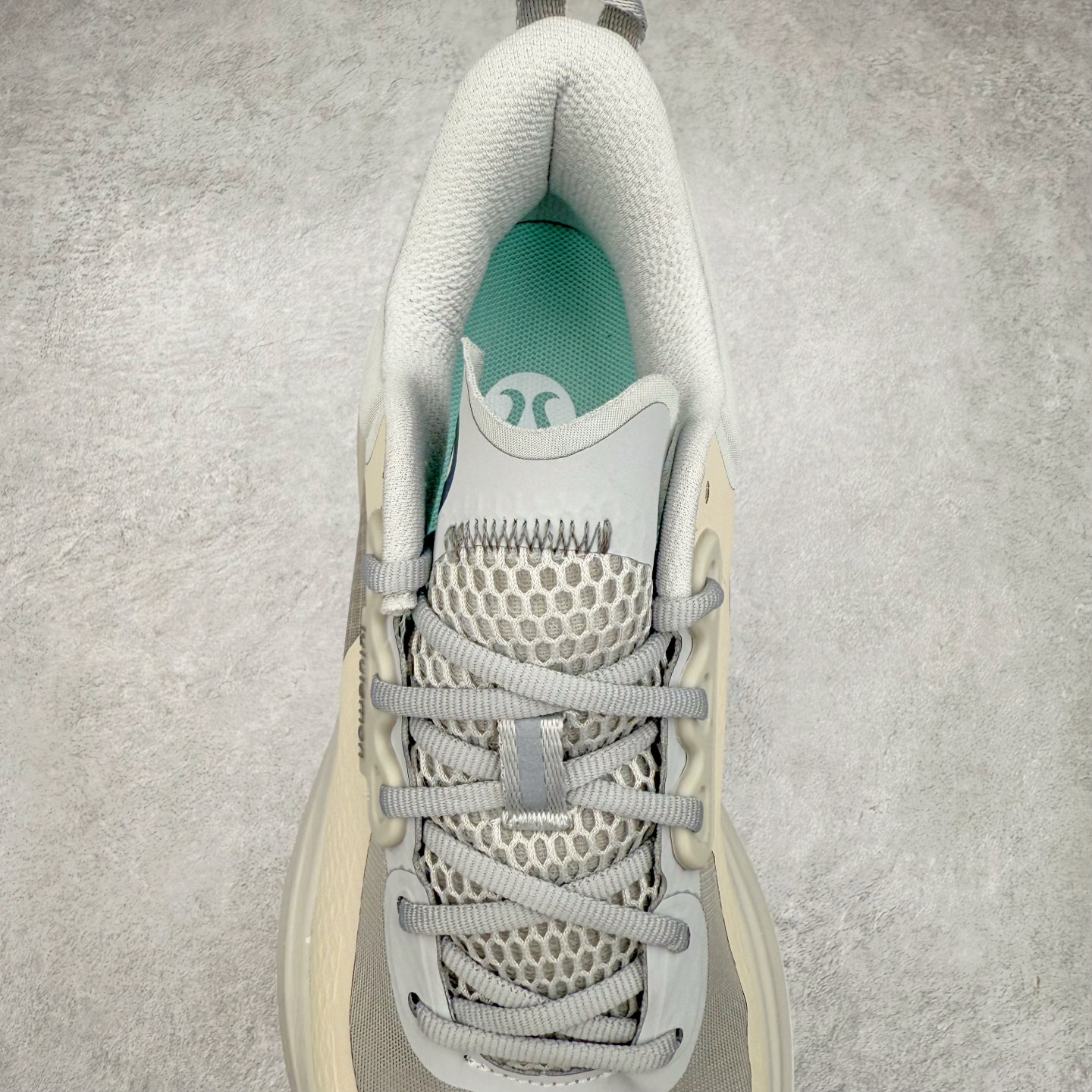 图片[5]-＃PK4.0 lululemon blissfeel trail 露露乐檬舒适柔软防滑耐磨低帮越野跑步鞋 将运动性能融入经典休闲鞋中，中底提供出色缓震，并贴合足部曲线，带来全天候的舒适感。鞋面采用两种材质拼接，且前半部分采用热熔压胶处理，无任何缝线，保留了鞋身整体性。模制泡沫的鞋垫带来上乘的脚感，在平日休闲穿着时不会磨脚，也能提供轻质软弹的效果。25年来，lululemon一直秉持“感受为先”的设计理念，并相信更好的感受带来更好的表现。此次男鞋的设计亦是如此。投入多年研究，针对男性在不同运动场景中的脚步形态设计了不同鞋履款式。同时，还进行了生物力学与形态学研究，为“他”带来更好的贴合度和感受。尺码：36 36.5 37.5 38 38.5 39 40 40.5 41 42 42.5 43 44-选品中心