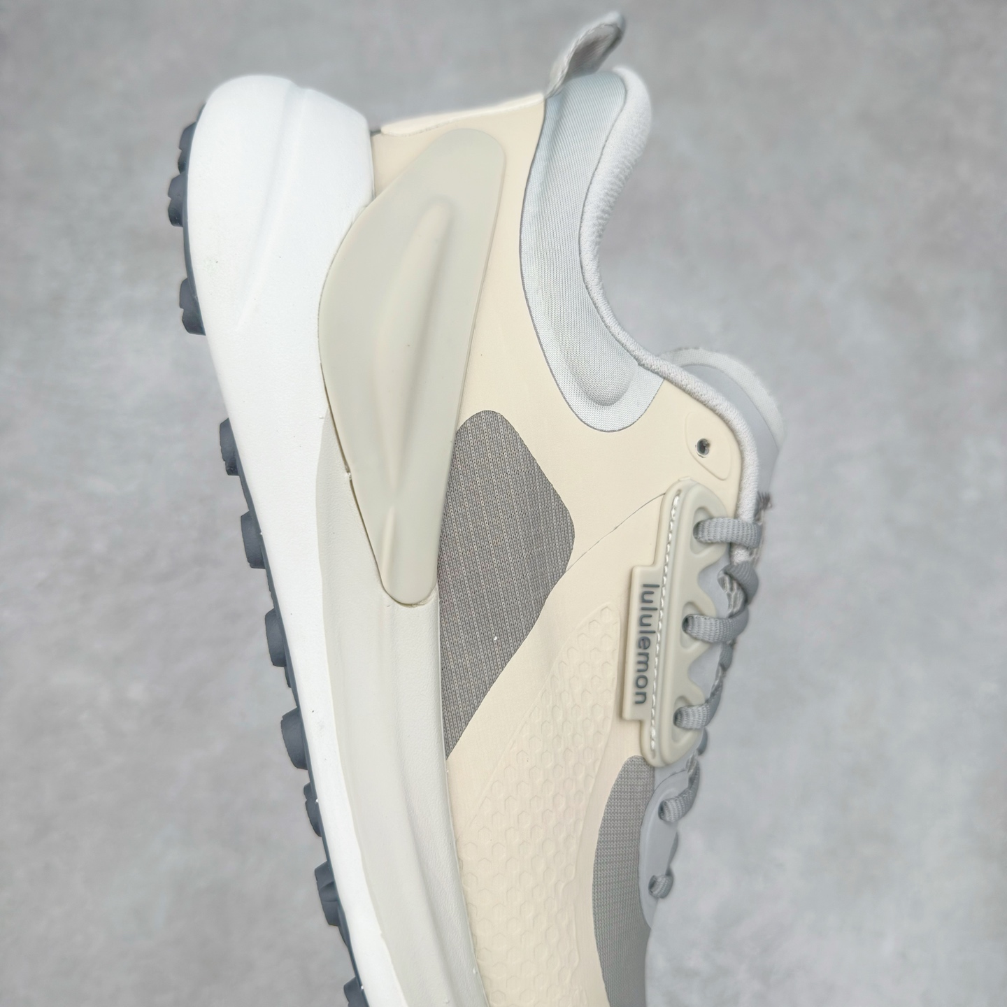 图片[6]-＃PK4.0 lululemon blissfeel trail 露露乐檬舒适柔软防滑耐磨低帮越野跑步鞋 将运动性能融入经典休闲鞋中，中底提供出色缓震，并贴合足部曲线，带来全天候的舒适感。鞋面采用两种材质拼接，且前半部分采用热熔压胶处理，无任何缝线，保留了鞋身整体性。模制泡沫的鞋垫带来上乘的脚感，在平日休闲穿着时不会磨脚，也能提供轻质软弹的效果。25年来，lululemon一直秉持“感受为先”的设计理念，并相信更好的感受带来更好的表现。此次男鞋的设计亦是如此。投入多年研究，针对男性在不同运动场景中的脚步形态设计了不同鞋履款式。同时，还进行了生物力学与形态学研究，为“他”带来更好的贴合度和感受。尺码：36 36.5 37.5 38 38.5 39 40 40.5 41 42 42.5 43 44-选品中心