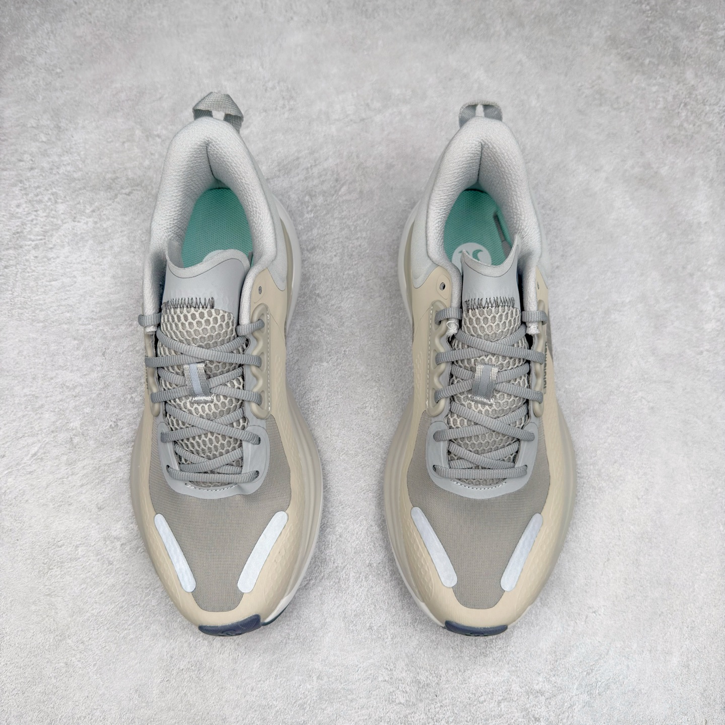 图片[2]-＃PK4.0 lululemon blissfeel trail 露露乐檬舒适柔软防滑耐磨低帮越野跑步鞋 将运动性能融入经典休闲鞋中，中底提供出色缓震，并贴合足部曲线，带来全天候的舒适感。鞋面采用两种材质拼接，且前半部分采用热熔压胶处理，无任何缝线，保留了鞋身整体性。模制泡沫的鞋垫带来上乘的脚感，在平日休闲穿着时不会磨脚，也能提供轻质软弹的效果。25年来，lululemon一直秉持“感受为先”的设计理念，并相信更好的感受带来更好的表现。此次男鞋的设计亦是如此。投入多年研究，针对男性在不同运动场景中的脚步形态设计了不同鞋履款式。同时，还进行了生物力学与形态学研究，为“他”带来更好的贴合度和感受。尺码：36 36.5 37.5 38 38.5 39 40 40.5 41 42 42.5 43 44-选品中心