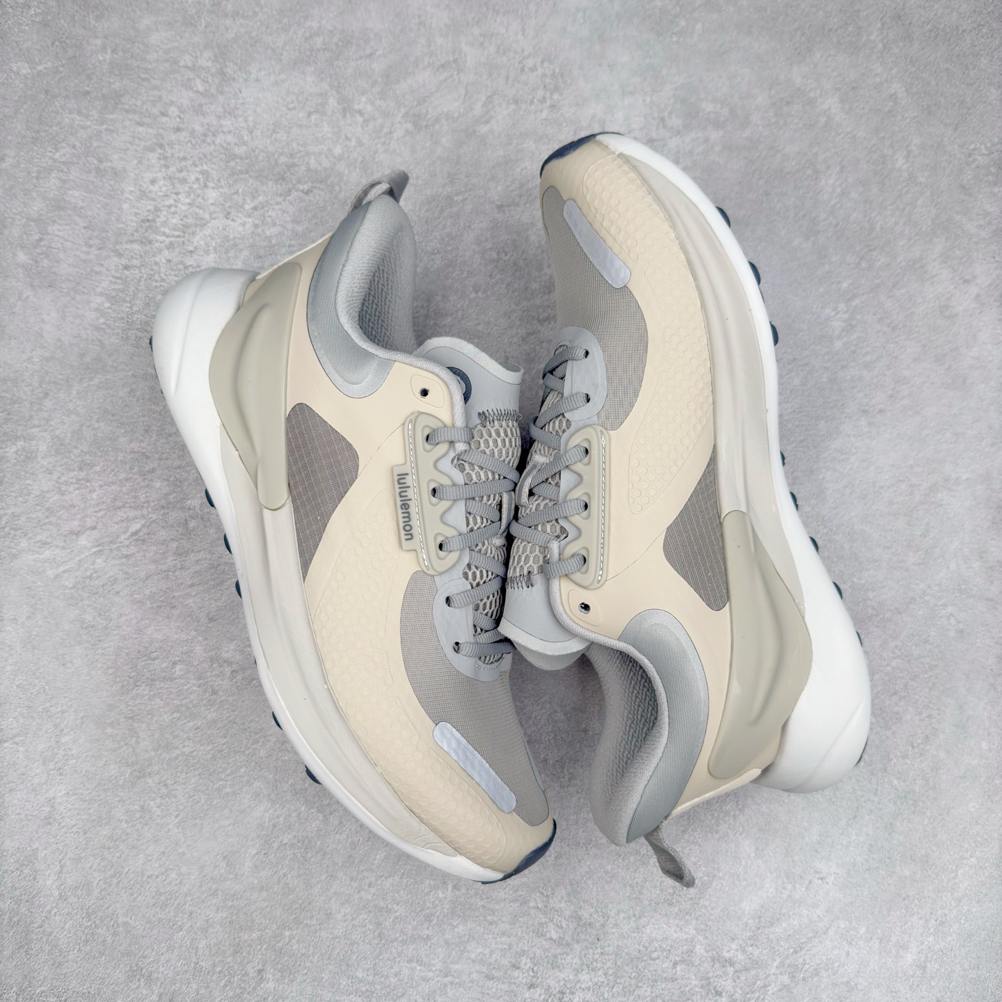 图片[3]-＃PK4.0 lululemon blissfeel trail 露露乐檬舒适柔软防滑耐磨低帮越野跑步鞋 将运动性能融入经典休闲鞋中，中底提供出色缓震，并贴合足部曲线，带来全天候的舒适感。鞋面采用两种材质拼接，且前半部分采用热熔压胶处理，无任何缝线，保留了鞋身整体性。模制泡沫的鞋垫带来上乘的脚感，在平日休闲穿着时不会磨脚，也能提供轻质软弹的效果。25年来，lululemon一直秉持“感受为先”的设计理念，并相信更好的感受带来更好的表现。此次男鞋的设计亦是如此。投入多年研究，针对男性在不同运动场景中的脚步形态设计了不同鞋履款式。同时，还进行了生物力学与形态学研究，为“他”带来更好的贴合度和感受。尺码：36 36.5 37.5 38 38.5 39 40 40.5 41 42 42.5 43 44-选品中心