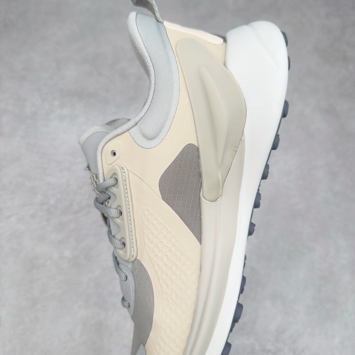 图片[7]-＃PK4.0 lululemon blissfeel trail 露露乐檬舒适柔软防滑耐磨低帮越野跑步鞋 将运动性能融入经典休闲鞋中，中底提供出色缓震，并贴合足部曲线，带来全天候的舒适感。鞋面采用两种材质拼接，且前半部分采用热熔压胶处理，无任何缝线，保留了鞋身整体性。模制泡沫的鞋垫带来上乘的脚感，在平日休闲穿着时不会磨脚，也能提供轻质软弹的效果。25年来，lululemon一直秉持“感受为先”的设计理念，并相信更好的感受带来更好的表现。此次男鞋的设计亦是如此。投入多年研究，针对男性在不同运动场景中的脚步形态设计了不同鞋履款式。同时，还进行了生物力学与形态学研究，为“他”带来更好的贴合度和感受。尺码：36 36.5 37.5 38 38.5 39 40 40.5 41 42 42.5 43 44-选品中心