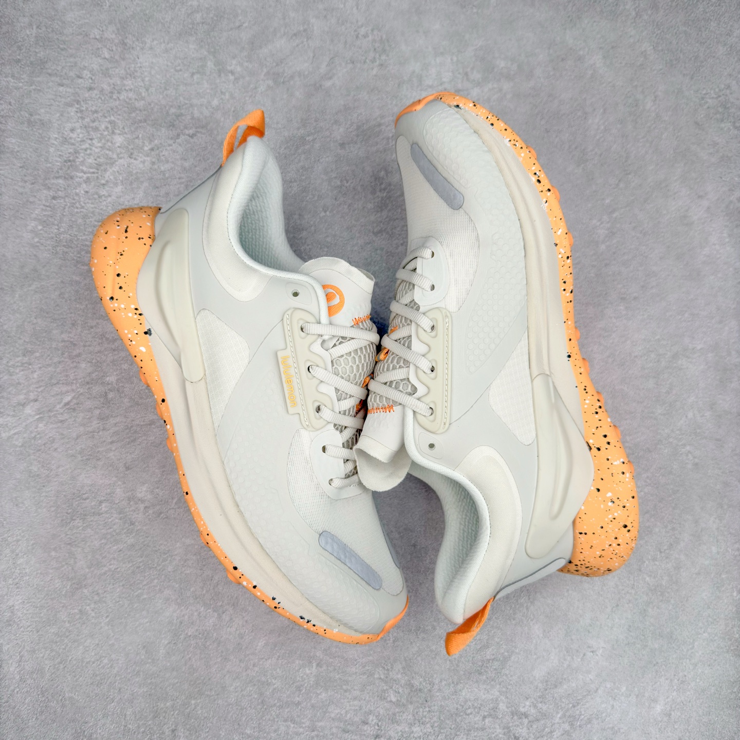 图片[3]-＃PK4.0 lululemon blissfeel trail 露露乐檬舒适柔软防滑耐磨低帮越野跑步鞋 将运动性能融入经典休闲鞋中，中底提供出色缓震，并贴合足部曲线，带来全天候的舒适感。鞋面采用两种材质拼接，且前半部分采用热熔压胶处理，无任何缝线，保留了鞋身整体性。模制泡沫的鞋垫带来上乘的脚感，在平日休闲穿着时不会磨脚，也能提供轻质软弹的效果。25年来，lululemon一直秉持“感受为先”的设计理念，并相信更好的感受带来更好的表现。此次男鞋的设计亦是如此。投入多年研究，针对男性在不同运动场景中的脚步形态设计了不同鞋履款式。同时，还进行了生物力学与形态学研究，为“他”带来更好的贴合度和感受。尺码：36 36.5 37.5 38 38.5 39 40 40.5 41 42 42.5 43 44-选品中心