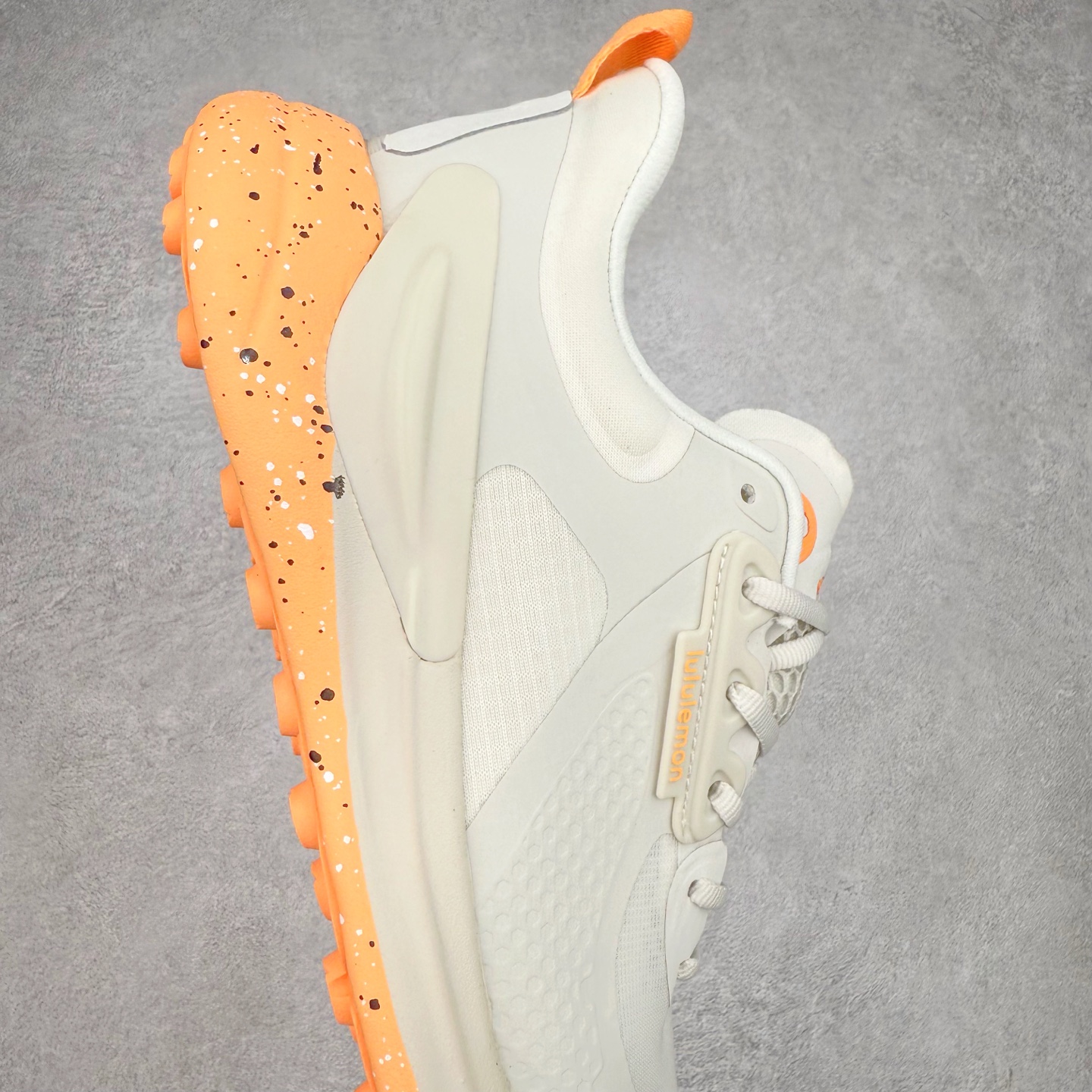 图片[6]-＃PK4.0 lululemon blissfeel trail 露露乐檬舒适柔软防滑耐磨低帮越野跑步鞋 将运动性能融入经典休闲鞋中，中底提供出色缓震，并贴合足部曲线，带来全天候的舒适感。鞋面采用两种材质拼接，且前半部分采用热熔压胶处理，无任何缝线，保留了鞋身整体性。模制泡沫的鞋垫带来上乘的脚感，在平日休闲穿着时不会磨脚，也能提供轻质软弹的效果。25年来，lululemon一直秉持“感受为先”的设计理念，并相信更好的感受带来更好的表现。此次男鞋的设计亦是如此。投入多年研究，针对男性在不同运动场景中的脚步形态设计了不同鞋履款式。同时，还进行了生物力学与形态学研究，为“他”带来更好的贴合度和感受。尺码：36 36.5 37.5 38 38.5 39 40 40.5 41 42 42.5 43 44-选品中心