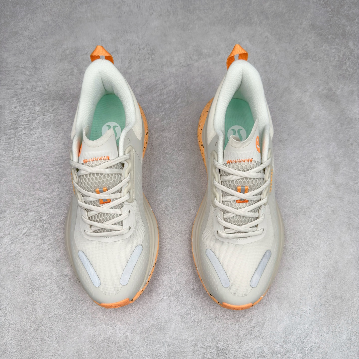 图片[2]-＃PK4.0 lululemon blissfeel trail 露露乐檬舒适柔软防滑耐磨低帮越野跑步鞋 将运动性能融入经典休闲鞋中，中底提供出色缓震，并贴合足部曲线，带来全天候的舒适感。鞋面采用两种材质拼接，且前半部分采用热熔压胶处理，无任何缝线，保留了鞋身整体性。模制泡沫的鞋垫带来上乘的脚感，在平日休闲穿着时不会磨脚，也能提供轻质软弹的效果。25年来，lululemon一直秉持“感受为先”的设计理念，并相信更好的感受带来更好的表现。此次男鞋的设计亦是如此。投入多年研究，针对男性在不同运动场景中的脚步形态设计了不同鞋履款式。同时，还进行了生物力学与形态学研究，为“他”带来更好的贴合度和感受。尺码：36 36.5 37.5 38 38.5 39 40 40.5 41 42 42.5 43 44-选品中心