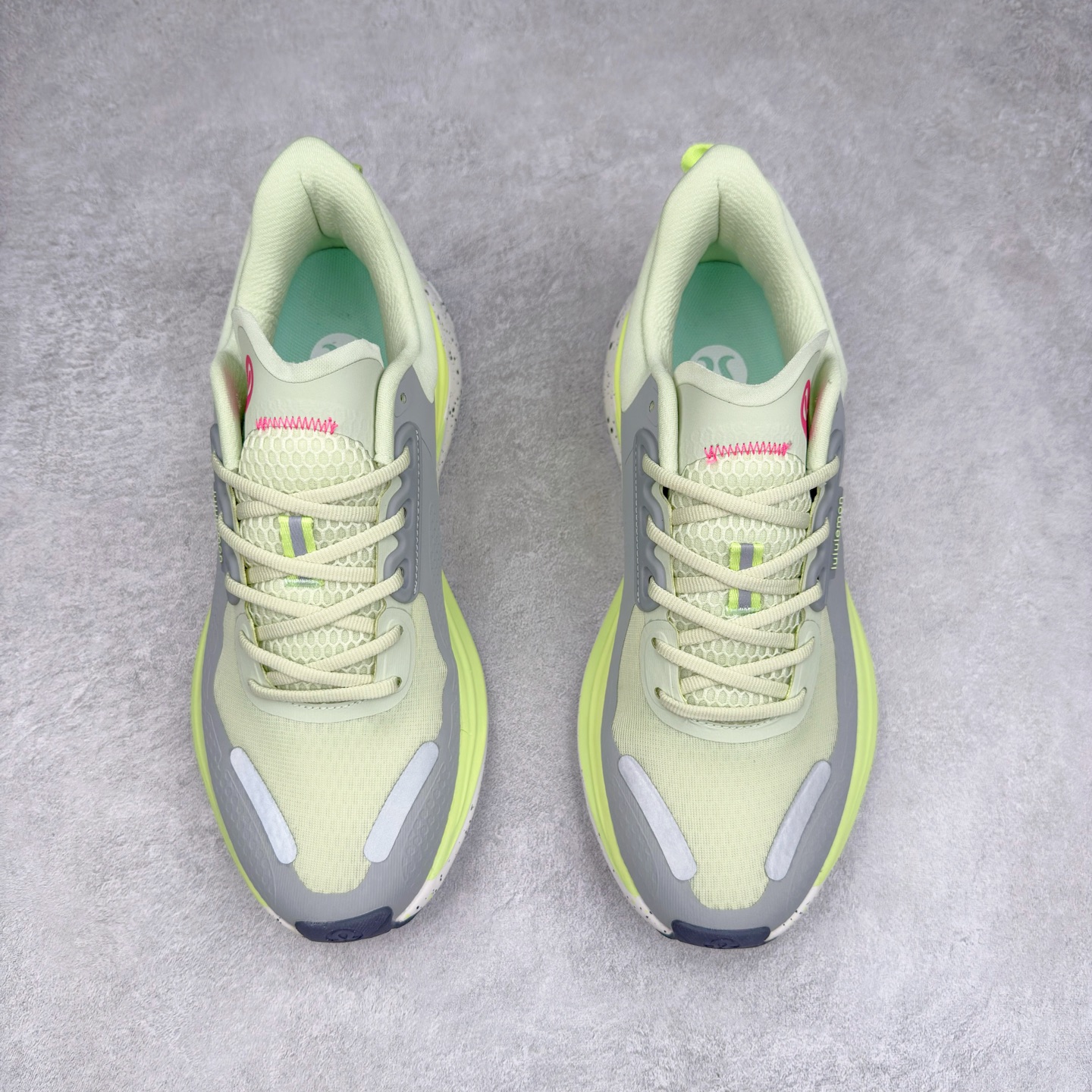 图片[2]-＃PK4.0 lululemon blissfeel trail 露露乐檬舒适柔软防滑耐磨低帮越野跑步鞋 将运动性能融入经典休闲鞋中，中底提供出色缓震，并贴合足部曲线，带来全天候的舒适感。鞋面采用两种材质拼接，且前半部分采用热熔压胶处理，无任何缝线，保留了鞋身整体性。模制泡沫的鞋垫带来上乘的脚感，在平日休闲穿着时不会磨脚，也能提供轻质软弹的效果。25年来，lululemon一直秉持“感受为先”的设计理念，并相信更好的感受带来更好的表现。此次男鞋的设计亦是如此。投入多年研究，针对男性在不同运动场景中的脚步形态设计了不同鞋履款式。同时，还进行了生物力学与形态学研究，为“他”带来更好的贴合度和感受。尺码：36 36.5 37.5 38 38.5 39 40 40.5 41 42 42.5 43 44-选品中心