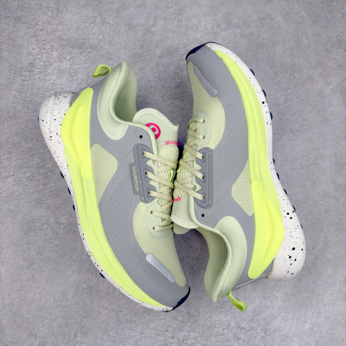 图片[3]-＃PK4.0 lululemon blissfeel trail 露露乐檬舒适柔软防滑耐磨低帮越野跑步鞋 将运动性能融入经典休闲鞋中，中底提供出色缓震，并贴合足部曲线，带来全天候的舒适感。鞋面采用两种材质拼接，且前半部分采用热熔压胶处理，无任何缝线，保留了鞋身整体性。模制泡沫的鞋垫带来上乘的脚感，在平日休闲穿着时不会磨脚，也能提供轻质软弹的效果。25年来，lululemon一直秉持“感受为先”的设计理念，并相信更好的感受带来更好的表现。此次男鞋的设计亦是如此。投入多年研究，针对男性在不同运动场景中的脚步形态设计了不同鞋履款式。同时，还进行了生物力学与形态学研究，为“他”带来更好的贴合度和感受。尺码：36 36.5 37.5 38 38.5 39 40 40.5 41 42 42.5 43 44-选品中心