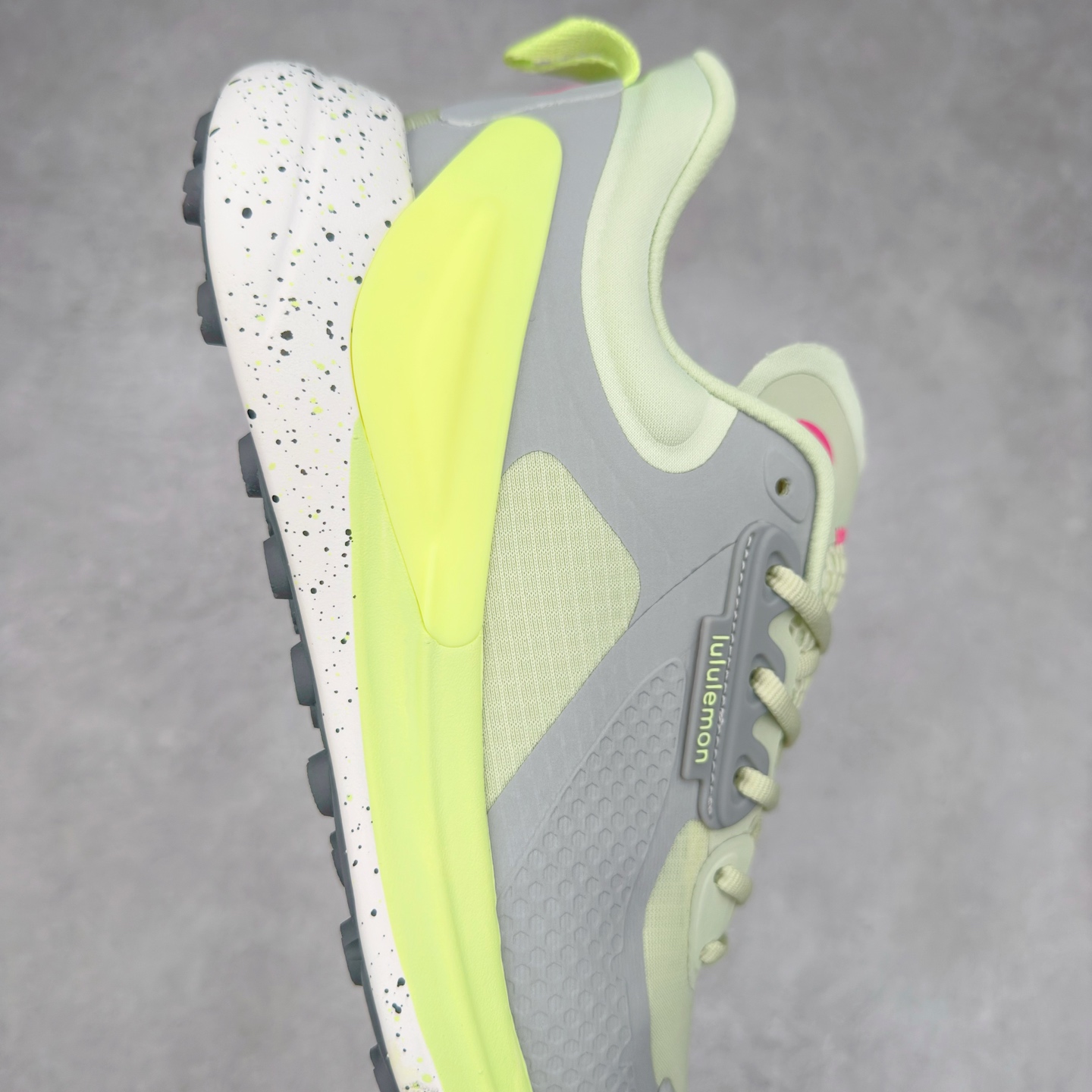 图片[6]-＃PK4.0 lululemon blissfeel trail 露露乐檬舒适柔软防滑耐磨低帮越野跑步鞋 将运动性能融入经典休闲鞋中，中底提供出色缓震，并贴合足部曲线，带来全天候的舒适感。鞋面采用两种材质拼接，且前半部分采用热熔压胶处理，无任何缝线，保留了鞋身整体性。模制泡沫的鞋垫带来上乘的脚感，在平日休闲穿着时不会磨脚，也能提供轻质软弹的效果。25年来，lululemon一直秉持“感受为先”的设计理念，并相信更好的感受带来更好的表现。此次男鞋的设计亦是如此。投入多年研究，针对男性在不同运动场景中的脚步形态设计了不同鞋履款式。同时，还进行了生物力学与形态学研究，为“他”带来更好的贴合度和感受。尺码：36 36.5 37.5 38 38.5 39 40 40.5 41 42 42.5 43 44-选品中心