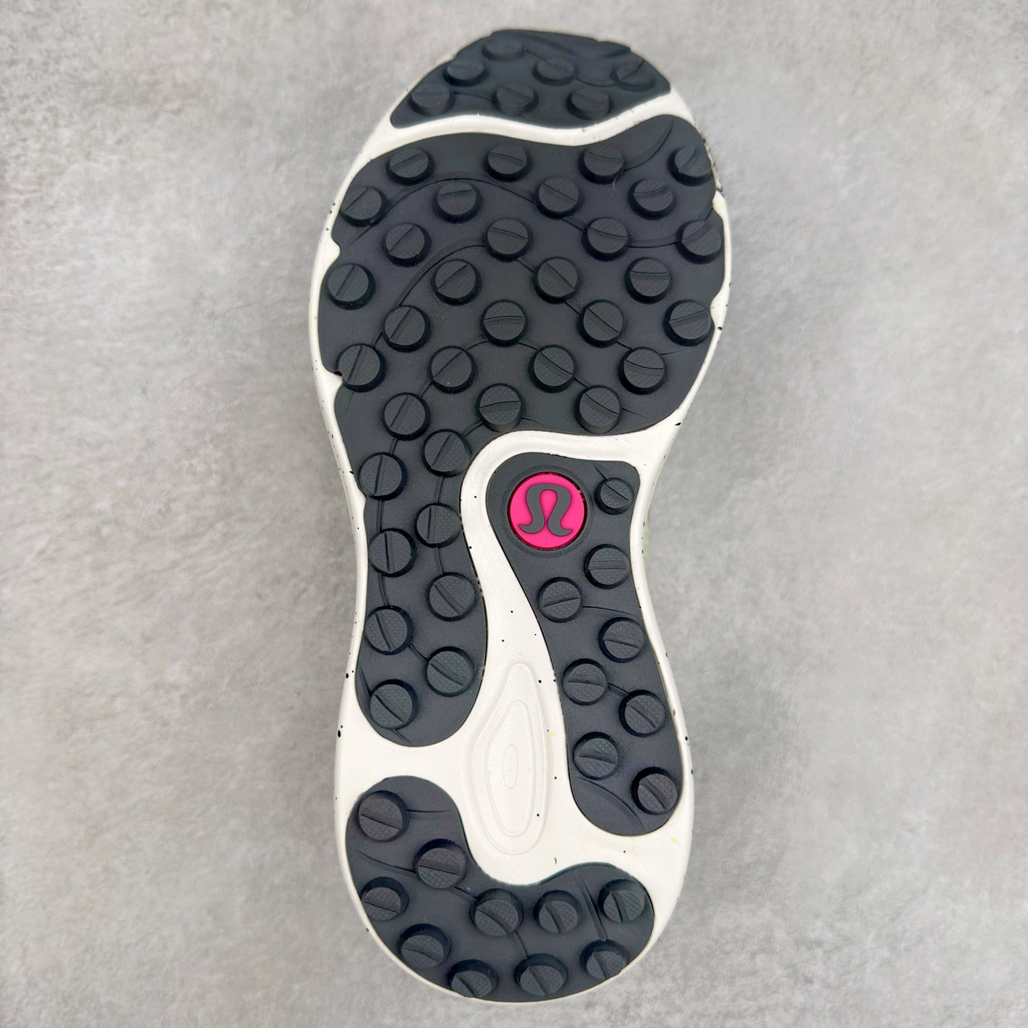 图片[9]-＃PK4.0 lululemon blissfeel trail 露露乐檬舒适柔软防滑耐磨低帮越野跑步鞋 将运动性能融入经典休闲鞋中，中底提供出色缓震，并贴合足部曲线，带来全天候的舒适感。鞋面采用两种材质拼接，且前半部分采用热熔压胶处理，无任何缝线，保留了鞋身整体性。模制泡沫的鞋垫带来上乘的脚感，在平日休闲穿着时不会磨脚，也能提供轻质软弹的效果。25年来，lululemon一直秉持“感受为先”的设计理念，并相信更好的感受带来更好的表现。此次男鞋的设计亦是如此。投入多年研究，针对男性在不同运动场景中的脚步形态设计了不同鞋履款式。同时，还进行了生物力学与形态学研究，为“他”带来更好的贴合度和感受。尺码：36 36.5 37.5 38 38.5 39 40 40.5 41 42 42.5 43 44-选品中心