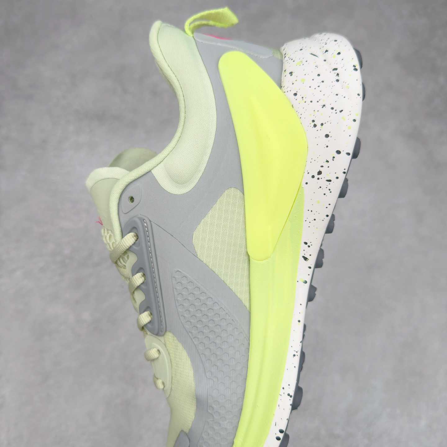 图片[7]-＃PK4.0 lululemon blissfeel trail 露露乐檬舒适柔软防滑耐磨低帮越野跑步鞋 将运动性能融入经典休闲鞋中，中底提供出色缓震，并贴合足部曲线，带来全天候的舒适感。鞋面采用两种材质拼接，且前半部分采用热熔压胶处理，无任何缝线，保留了鞋身整体性。模制泡沫的鞋垫带来上乘的脚感，在平日休闲穿着时不会磨脚，也能提供轻质软弹的效果。25年来，lululemon一直秉持“感受为先”的设计理念，并相信更好的感受带来更好的表现。此次男鞋的设计亦是如此。投入多年研究，针对男性在不同运动场景中的脚步形态设计了不同鞋履款式。同时，还进行了生物力学与形态学研究，为“他”带来更好的贴合度和感受。尺码：36 36.5 37.5 38 38.5 39 40 40.5 41 42 42.5 43 44-选品中心