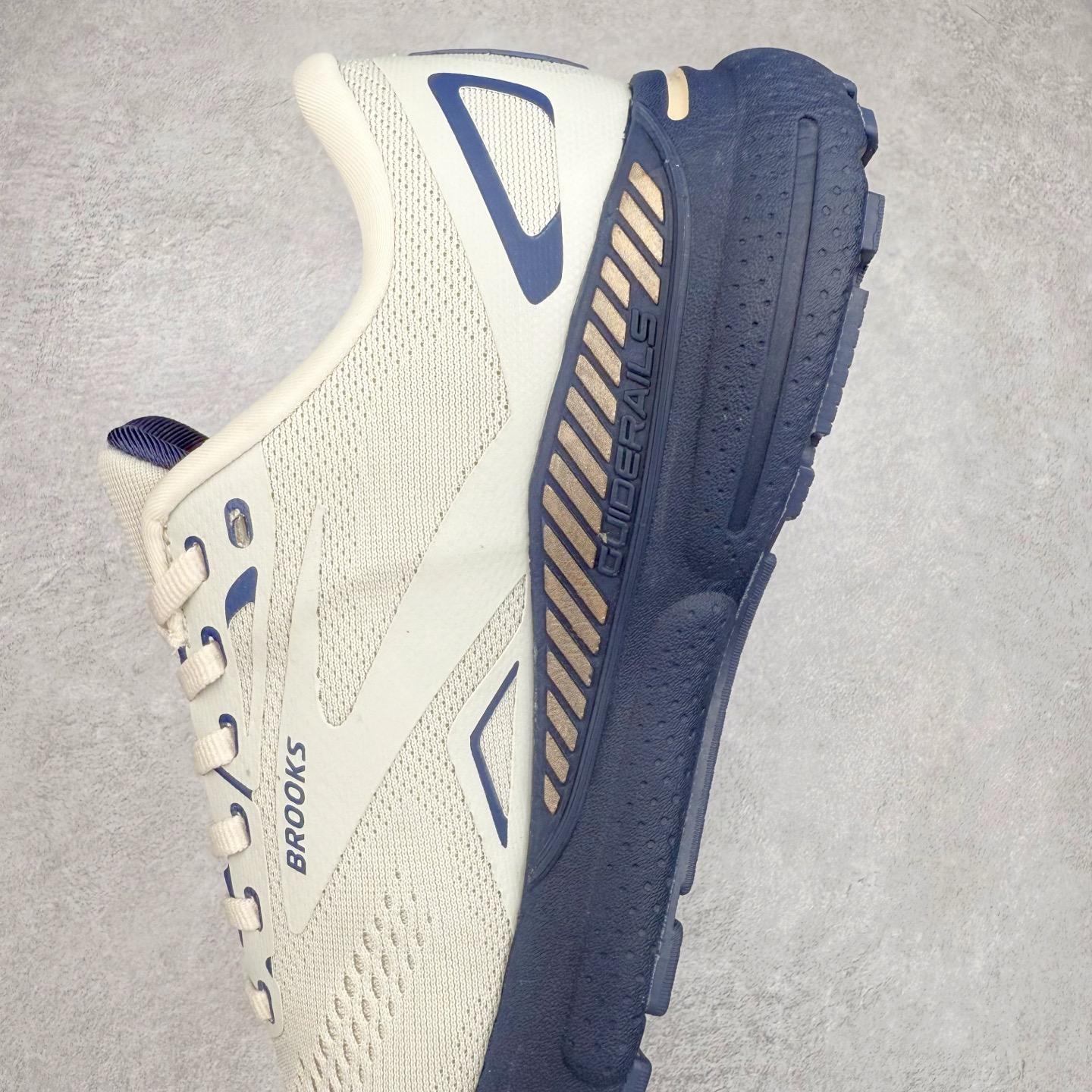 图片[7]-Brooks布鲁克斯 Adrenaline GTS 24 舒适时尚减震透气低帮休闲跑步鞋 Brooks 四大跑鞋之一 百年品牌 跑鞋从外形上基本就能判断这是一款速度跑鞋 简洁干练的外形结构和极强的运动流线型看着非常有速度感 上脚的第一感觉是非常轻 美码9码的鞋单只206g不到 从个人偏好来说 200g左右的竞速鞋最具安全感 鞋面采用单层网布 很薄 前掌使用了大量开放式网眼 排气直接快速 透气性上乘 鞋舌也是轻量化设计 仅为一层麂皮 和脚背完美贴合 鞋舌中央有个防偏穿孔 从实际穿着来看 通常鞋舌都是外偏 如果是防偏穿孔位于中心 防偏效果其实并不十分有效 如果采用趋外侧的偏心设计更有效 鞋帮泡棉填充量不大 但非常紧凑 贴合舒适 包裹稳固 内置硬质TPU保证必要的稳定性 跑鞋中底采用的是DNA FLASH科技材料 DNA FLASH中底科技 是Brooks第一款将氮气注入中底的创新科技 主要原理是借助“超临界流体”发泡技术 将液态氮稳定的转化为气态氮 并使其均匀地形成无数紧密贴合的密闭式气囊结构 尺码：36 36.5 37.5 38 38.5 39 40 40.5 41 42 42.5 43 44 44.5 45 46-选品中心