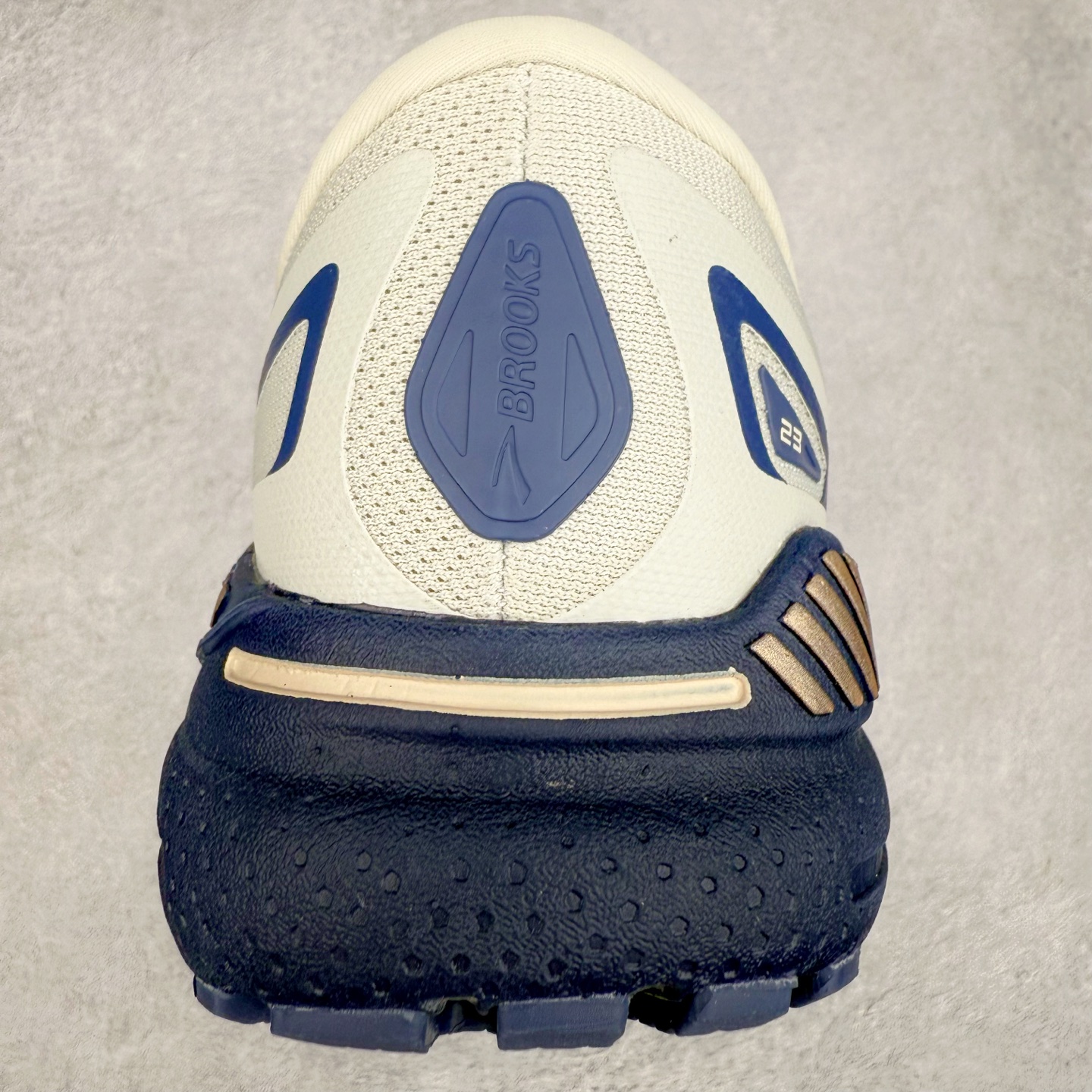 图片[8]-Brooks布鲁克斯 Adrenaline GTS 24 舒适时尚减震透气低帮休闲跑步鞋 Brooks 四大跑鞋之一 百年品牌 跑鞋从外形上基本就能判断这是一款速度跑鞋 简洁干练的外形结构和极强的运动流线型看着非常有速度感 上脚的第一感觉是非常轻 美码9码的鞋单只206g不到 从个人偏好来说 200g左右的竞速鞋最具安全感 鞋面采用单层网布 很薄 前掌使用了大量开放式网眼 排气直接快速 透气性上乘 鞋舌也是轻量化设计 仅为一层麂皮 和脚背完美贴合 鞋舌中央有个防偏穿孔 从实际穿着来看 通常鞋舌都是外偏 如果是防偏穿孔位于中心 防偏效果其实并不十分有效 如果采用趋外侧的偏心设计更有效 鞋帮泡棉填充量不大 但非常紧凑 贴合舒适 包裹稳固 内置硬质TPU保证必要的稳定性 跑鞋中底采用的是DNA FLASH科技材料 DNA FLASH中底科技 是Brooks第一款将氮气注入中底的创新科技 主要原理是借助“超临界流体”发泡技术 将液态氮稳定的转化为气态氮 并使其均匀地形成无数紧密贴合的密闭式气囊结构 尺码：36 36.5 37.5 38 38.5 39 40 40.5 41 42 42.5 43 44 44.5 45 46-选品中心