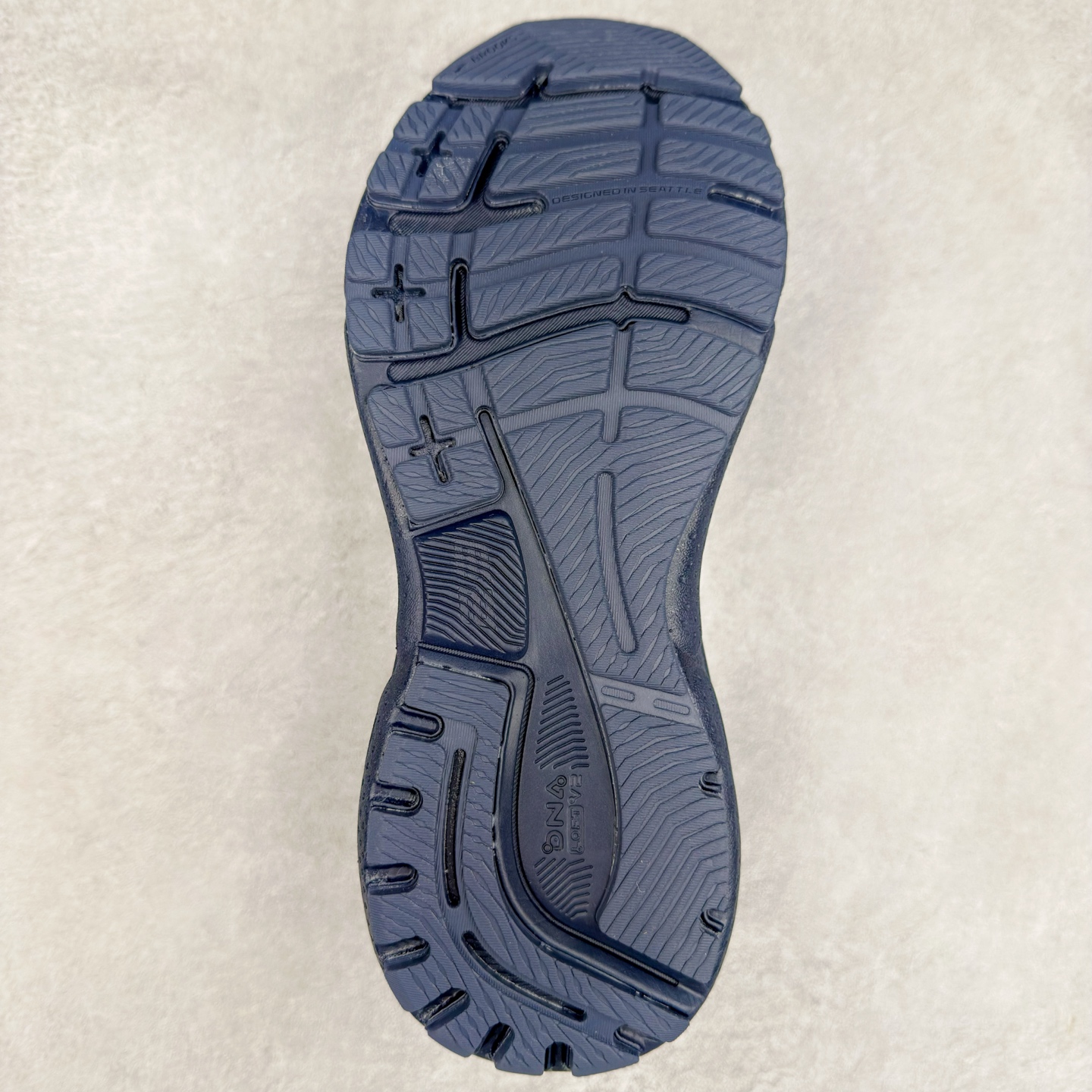 图片[9]-Brooks布鲁克斯 Adrenaline GTS 24 舒适时尚减震透气低帮休闲跑步鞋 Brooks 四大跑鞋之一 百年品牌 跑鞋从外形上基本就能判断这是一款速度跑鞋 简洁干练的外形结构和极强的运动流线型看着非常有速度感 上脚的第一感觉是非常轻 美码9码的鞋单只206g不到 从个人偏好来说 200g左右的竞速鞋最具安全感 鞋面采用单层网布 很薄 前掌使用了大量开放式网眼 排气直接快速 透气性上乘 鞋舌也是轻量化设计 仅为一层麂皮 和脚背完美贴合 鞋舌中央有个防偏穿孔 从实际穿着来看 通常鞋舌都是外偏 如果是防偏穿孔位于中心 防偏效果其实并不十分有效 如果采用趋外侧的偏心设计更有效 鞋帮泡棉填充量不大 但非常紧凑 贴合舒适 包裹稳固 内置硬质TPU保证必要的稳定性 跑鞋中底采用的是DNA FLASH科技材料 DNA FLASH中底科技 是Brooks第一款将氮气注入中底的创新科技 主要原理是借助“超临界流体”发泡技术 将液态氮稳定的转化为气态氮 并使其均匀地形成无数紧密贴合的密闭式气囊结构 尺码：36 36.5 37.5 38 38.5 39 40 40.5 41 42 42.5 43 44 44.5 45 46-选品中心