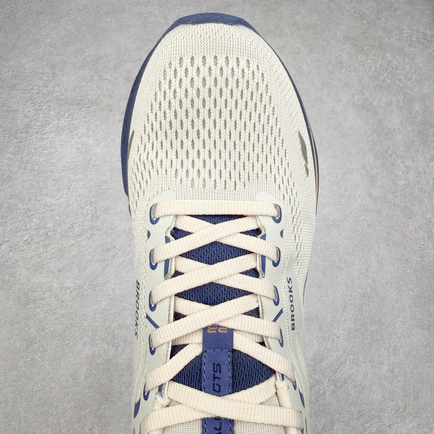 图片[4]-Brooks布鲁克斯 Adrenaline GTS 24 舒适时尚减震透气低帮休闲跑步鞋 Brooks 四大跑鞋之一 百年品牌 跑鞋从外形上基本就能判断这是一款速度跑鞋 简洁干练的外形结构和极强的运动流线型看着非常有速度感 上脚的第一感觉是非常轻 美码9码的鞋单只206g不到 从个人偏好来说 200g左右的竞速鞋最具安全感 鞋面采用单层网布 很薄 前掌使用了大量开放式网眼 排气直接快速 透气性上乘 鞋舌也是轻量化设计 仅为一层麂皮 和脚背完美贴合 鞋舌中央有个防偏穿孔 从实际穿着来看 通常鞋舌都是外偏 如果是防偏穿孔位于中心 防偏效果其实并不十分有效 如果采用趋外侧的偏心设计更有效 鞋帮泡棉填充量不大 但非常紧凑 贴合舒适 包裹稳固 内置硬质TPU保证必要的稳定性 跑鞋中底采用的是DNA FLASH科技材料 DNA FLASH中底科技 是Brooks第一款将氮气注入中底的创新科技 主要原理是借助“超临界流体”发泡技术 将液态氮稳定的转化为气态氮 并使其均匀地形成无数紧密贴合的密闭式气囊结构 尺码：36 36.5 37.5 38 38.5 39 40 40.5 41 42 42.5 43 44 44.5 45 46-选品中心