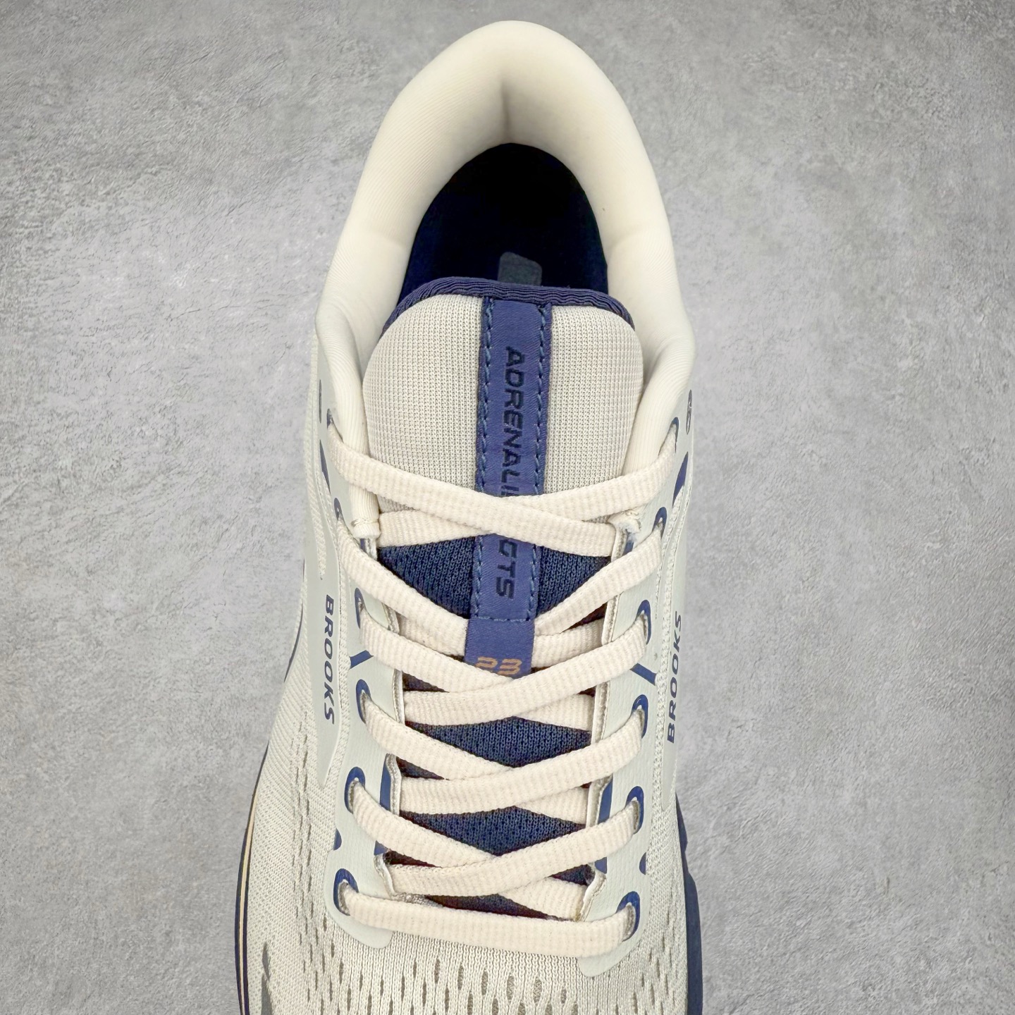 图片[5]-Brooks布鲁克斯 Adrenaline GTS 24 舒适时尚减震透气低帮休闲跑步鞋 Brooks 四大跑鞋之一 百年品牌 跑鞋从外形上基本就能判断这是一款速度跑鞋 简洁干练的外形结构和极强的运动流线型看着非常有速度感 上脚的第一感觉是非常轻 美码9码的鞋单只206g不到 从个人偏好来说 200g左右的竞速鞋最具安全感 鞋面采用单层网布 很薄 前掌使用了大量开放式网眼 排气直接快速 透气性上乘 鞋舌也是轻量化设计 仅为一层麂皮 和脚背完美贴合 鞋舌中央有个防偏穿孔 从实际穿着来看 通常鞋舌都是外偏 如果是防偏穿孔位于中心 防偏效果其实并不十分有效 如果采用趋外侧的偏心设计更有效 鞋帮泡棉填充量不大 但非常紧凑 贴合舒适 包裹稳固 内置硬质TPU保证必要的稳定性 跑鞋中底采用的是DNA FLASH科技材料 DNA FLASH中底科技 是Brooks第一款将氮气注入中底的创新科技 主要原理是借助“超临界流体”发泡技术 将液态氮稳定的转化为气态氮 并使其均匀地形成无数紧密贴合的密闭式气囊结构 尺码：36 36.5 37.5 38 38.5 39 40 40.5 41 42 42.5 43 44 44.5 45 46-选品中心